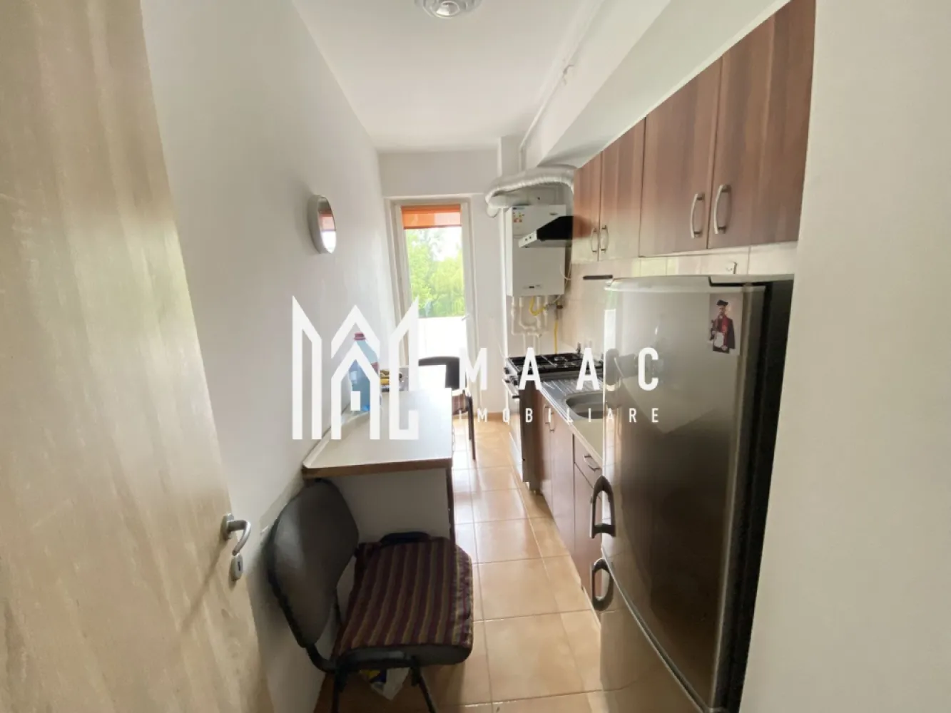 Apartament 2 camere | Decomandat | Etaj 2 | Balcon | Mihai Viteazul - Maac Imobiliare prezintă spre vânzare un apartament cu 2 camere total decomandate, ideal pentru locuit sau investiție, situat într-o zonă centrală și foarte căutată – bulevardul Mihai Viteazul.

Imobilul este poziționat la etajul 2 din 8, într-un bloc prevăzut cu lift, oferind o compartimentare practică și funcțională: bucătărie separată, baie modernă, hol spațios și camere luminoase.

Se vinde complet mobilat și utilat, astfel încât noul proprietar să se poată muta imediat sau să îl închirieze fără investiții suplimentare.

 Suprafață utilă optimă
 Etaj 2/8 | Bloc cu lift
 Compartimentare decomandată
 Bucătărie separată
 Mobilat & utilat complet
 Ideal pentru locuit sau investiție

 Pentru mai multe informații, specificați că ați văzut anunțul cu ID: CP2525292.