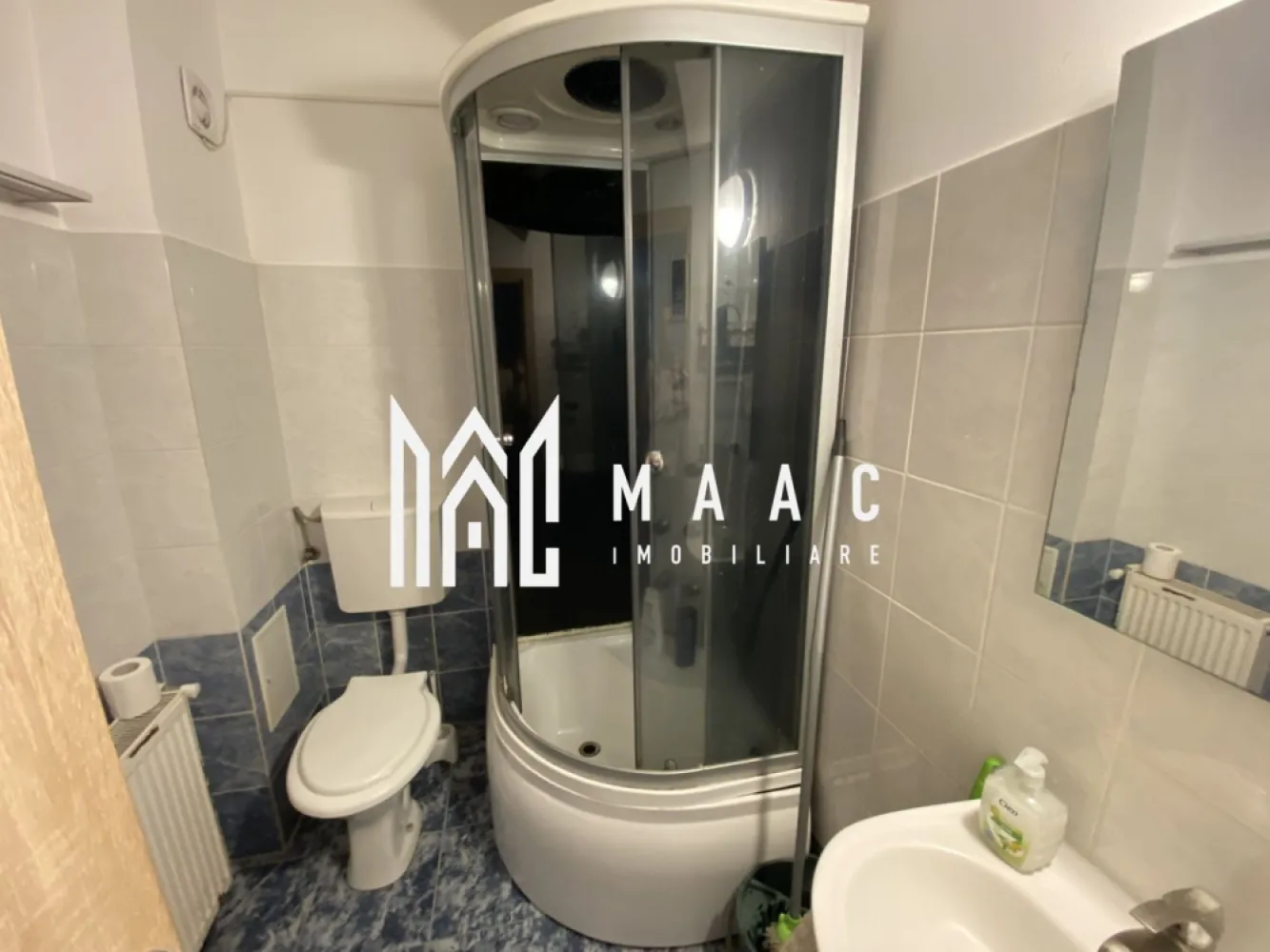 Apartament 2 camere | Decomandat | Etaj 2 | Balcon | Mihai Viteazul - Maac Imobiliare prezintă spre vânzare un apartament cu 2 camere total decomandate, ideal pentru locuit sau investiție, situat într-o zonă centrală și foarte căutată – bulevardul Mihai Viteazul.

Imobilul este poziționat la etajul 2 din 8, într-un bloc prevăzut cu lift, oferind o compartimentare practică și funcțională: bucătărie separată, baie modernă, hol spațios și camere luminoase.

Se vinde complet mobilat și utilat, astfel încât noul proprietar să se poată muta imediat sau să îl închirieze fără investiții suplimentare.

 Suprafață utilă optimă
 Etaj 2/8 | Bloc cu lift
 Compartimentare decomandată
 Bucătărie separată
 Mobilat & utilat complet
 Ideal pentru locuit sau investiție

 Pentru mai multe informații, specificați că ați văzut anunțul cu ID: CP2525292.