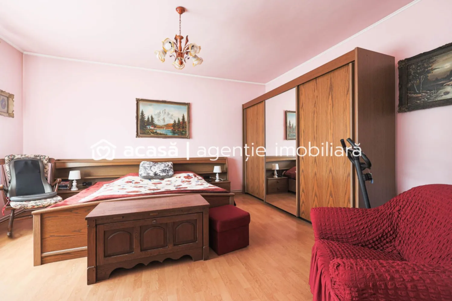 Casă spațioasă cu 4 dormitoare în Nădlac – gata de mutare! - 📍 Localizare excelentă – poziționare centrală

Vă propun spre vânzare o casă frumoasă, bine întreținută, situată într-o zonă centrală și liniștită din Nădlac, ideală pentru o familie care își dorește confort și spațiu.

✅ Detalii proprietate:
Suprafață teren: 551 mp
Suprafață utilă casă: 172 mp
Compartimentare practică:
4 dormitoare spațioase
1 baie
Bucătărie cu loc de luat masa
Confort termic: Centrală proprie pe gaz + ferestre din PVC pentru eficiență energetică

Anexe utile:
Garaj
Bucătărie de vară 

🔑 Avantaje:

Poziționare – acces facil la toate punctele de interes din oraș

Proprietate îngrijită, gata de mutare

📞Contactați-mă pentru mai multe detalii sau pentru programarea unei vizionări.
0742267773 - Andreea Szuchanszki

Nu dispui de toată suma? Te ajutăm noi gratuit! Îți obținem oferte de la 16 bănci.

Ai o proprietate de vânzare în Arad și vrei să știi cât valorează cu adevărat?
Sună-mă pentru o evaluare gratuită, fără obligații.

Birou: ACASĂ | Agenție imobiliară Arad
Bulevardul Decebal 2, Arad 310133