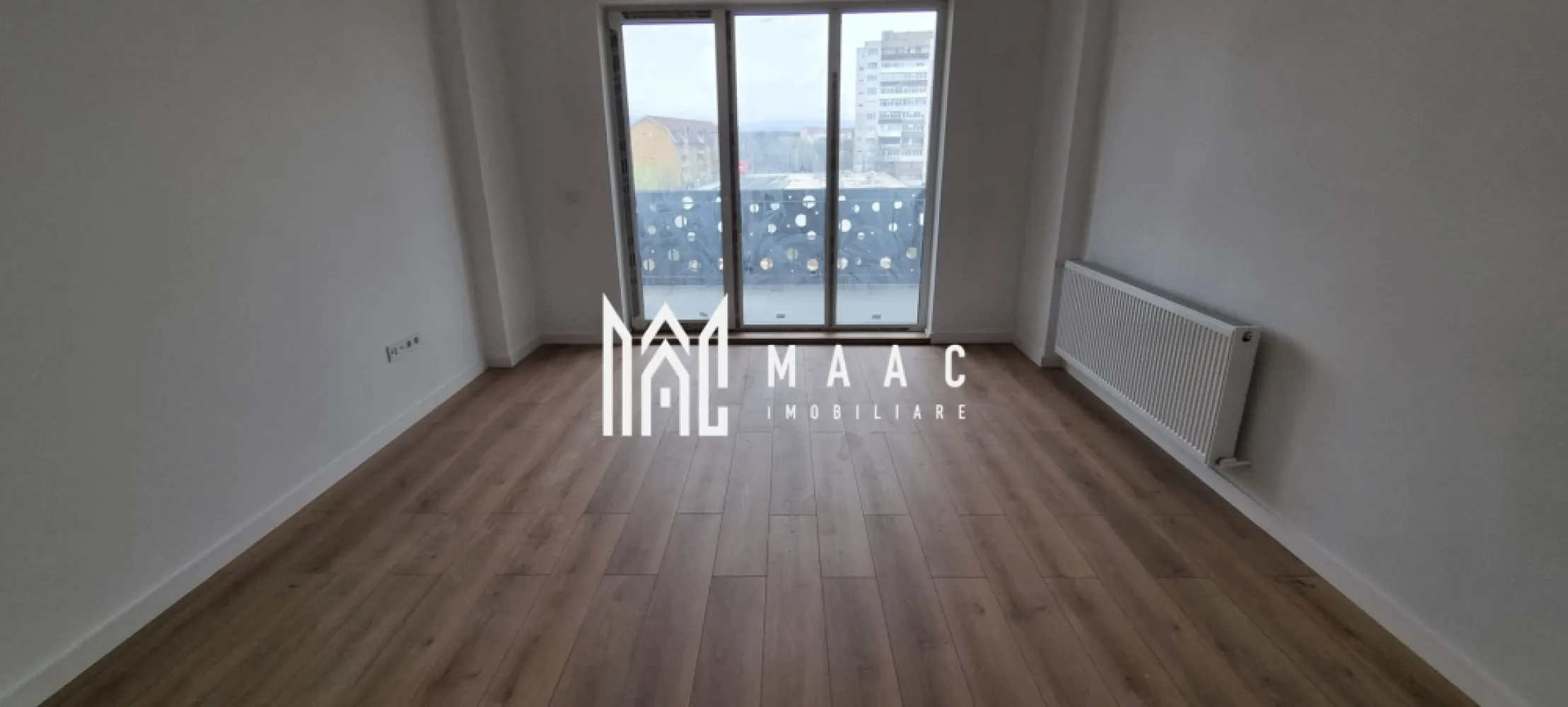 Apartament la cheie I 3 camere I 82 mpu + 13 mp I Hipodrom - Descoperiți apartamentul ideal, parte dintr-un ansamblu rezidențial nou, care oferă finisaje de calitate, confort superior și un spațiu generos perfect compartimentat.

Caracteristici principale:
📏 Suprafață utilă: 82 mp 🌅 Orientare: Sud – lumină naturală pe tot parcursul zilei 🚗 Parcare: Subterană 🏡 2 Balcoane: 13 mp.

Compartimentare modernă:
🔹 Living generos, perfect pentru relaxare și socializare 🔹 Bucătărie decomandată, pentru un spațiu organizat și eficient 🔹 Dormitor principal spațios 🔹 Al doilea dormitor confortabil 🔹 Două băi elegante, complet echipate 🔹 Terasă și balcon finisate cu materiale premium

Spații comune premium:
✅ Casă a scării elegantă, placată cu granit și iluminată inteligent ✅ Acces securizat și interfon functional ✅ Trei ascensoare electrice de ultimă generație – funcționare silențioasă ✅ Curte interioară amenajată – loc privat de joacă pentru copii, cu nisip, tobogan, leagăne și bănci

Finisaje și dotări premium:
Ușă metalică antiefracție placată cu panou MDF Porta-Doors.
Tâmplărie PVC cu 7 camere, geam termopan LOW-E, 3 foi de sticlă.
Încălzire eficientă: centrală termică, calorifere din oțel și instalație PEX-AL-PE.
Instalații electrice complete: tablou general, prize Schneider Sedna, pregătire pentru TV/Internet.
Contorizare individuală: gaze, curent, apă.

Predare flexibilă – la alb sau la cheie:
🔹 La alb: finisaje standard, pregătit pentru personalizare 
🔹 La cheie: cu gresie, faianță, parchet, obiecte sanitare și uși de interior – finisaje alese de dumneavoastră în limita unui buget.
🔹 Loc de parcare suprateran sau subteran disponibil pentru achiziție.

📍 Locație excelentă, într-un cartier modern, cu acces facil către punctele de interes din oraș.

👉 Un apartament ideal pentru cei care caută un spațiu modern, confortabil și bine poziționat!

Contactați echipa MAAC Imobiliare pentru detalii și programarea unei vizionări, specificând ID CP2490805! 📞✨