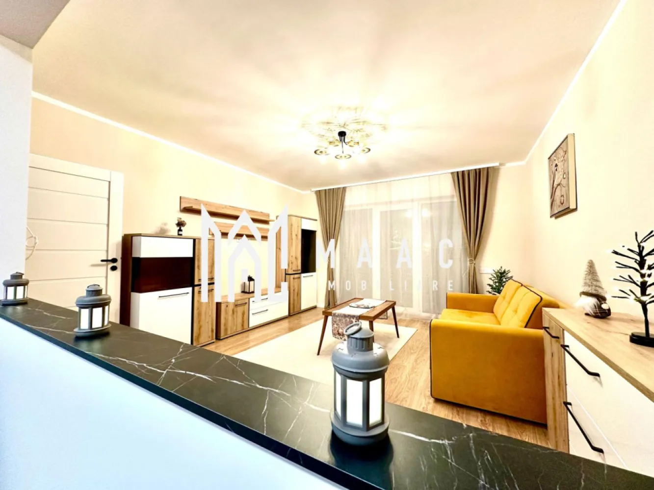 Apartament 2 Camere | Loc De Parcare | 54MPU | - MAAC Imobiliare va prezinta un apartament decomandat, situat la parter, în Cartierul DaVinci, la doar 4 minute de Zona Industrială Vest și 15 minute de Centrul Istoric al Sibiului.

Caracteristici principale:
Suprafață utilă: 53.45 mp + Balcon generos de 7.37 mp
1 loc de parcare inclus
Compartimentare optimă:

Living spațios

Dormitor confortabil

Bucătărie separată

Baie modernă

Balcon finisat complet

Dotări & Beneficii:
Stadiu de predare „la cheie” – finisaje moderne, parchet, gresie, obiecte sanitare, prize și întrerupătoare
Încălzire în pardoseală – eficiență termică ridicată
Izolație cu vată bazaltică – confort termic superior
Jaluzele electrice – control facil al luminii și intimității
Cartier modern, cu arhitectură deosebită
45% spaii verzi & brazi de-a lungul străzilor
Vila cu doar 12 apartamente – intimitate și liniște
Priveliste superbă către munți

Avantajele locației:
4 minute de Zona Industrială Vest și Aeroportul Internațional Sibiu
4 minute de Metro
15 minute de Centrul Istoric Sibiu
Începând cu 2025 – Transport public Tursib în cartier!

Apartamentul este mobilat și utilat, exact ca în poze.
Finalizat, intabulat, cu contoare funcționale – GATA DE LOCUIT!
Contactează MAAC Imobiliare pentru detalii și programarea unei vizionări specificand ID:CP2465336