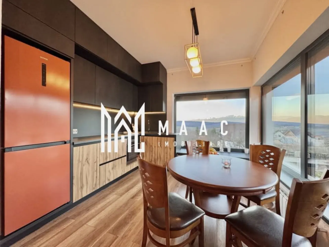 Casă 4 Camere | 216 MPU | Teren 600 mp | Vedere Panoramică | Tocile - Maac Imobiliare are plăcerea de a vă prezenta o casă nou construită, amplasată într-o zonă deosebit de liniștită din Tocile, ce oferă o priveliște spectaculoasă asupra Munților Făgăraș. Această reședință a fost concepută pentru a răspunde celor mai înalte standarde de confort și funcționalitate, îmbinând eleganța arhitecturii moderne cu avantajele unei locații pitorești. Caracteristici principale: Suprafață utilă: 216 mp Parter: 130 mp Demisol: 80 mp Teren: 600 mp Compartimentare inteligentă: Demisol: bucătărie mobilată, baie modernă, garaj, spațiu de depozitare Parter: living luminos, 3 dormitoare (inclusiv matrimonial cu baie proprie), bucătărie modernă, 2 băi Pod: spațiu cu potențial de extindere sau amenajare Dotări și utilități: Apă curentă, fosă septică, internet Cameră tehnică cu centrală pe lemne Construcție recentă, finisaje moderne De ce să alegi această proprietate? ✔ Priveliște panoramică către Munții Făgăraș ✔ Zonă liniștită, aproape de Sibiu, perfectă pentru reședință permanentă sau de vacanță ✔ Construcție recentă, gândită pentru confort și funcționalitate ✔ Investiție sigură, într-o zonă cu potențial imobiliar în creștere Această proprietate nu este doar o locuință, ci o oportunitate de a trăi un stil de viață aparte, în armonie cu natura, dar cu acces la toate facilitățile moderne. Pentru detalii suplimentare și programarea unei vizionări, vă rugăm să ne contactați, menționând ID: CP2696777. }}