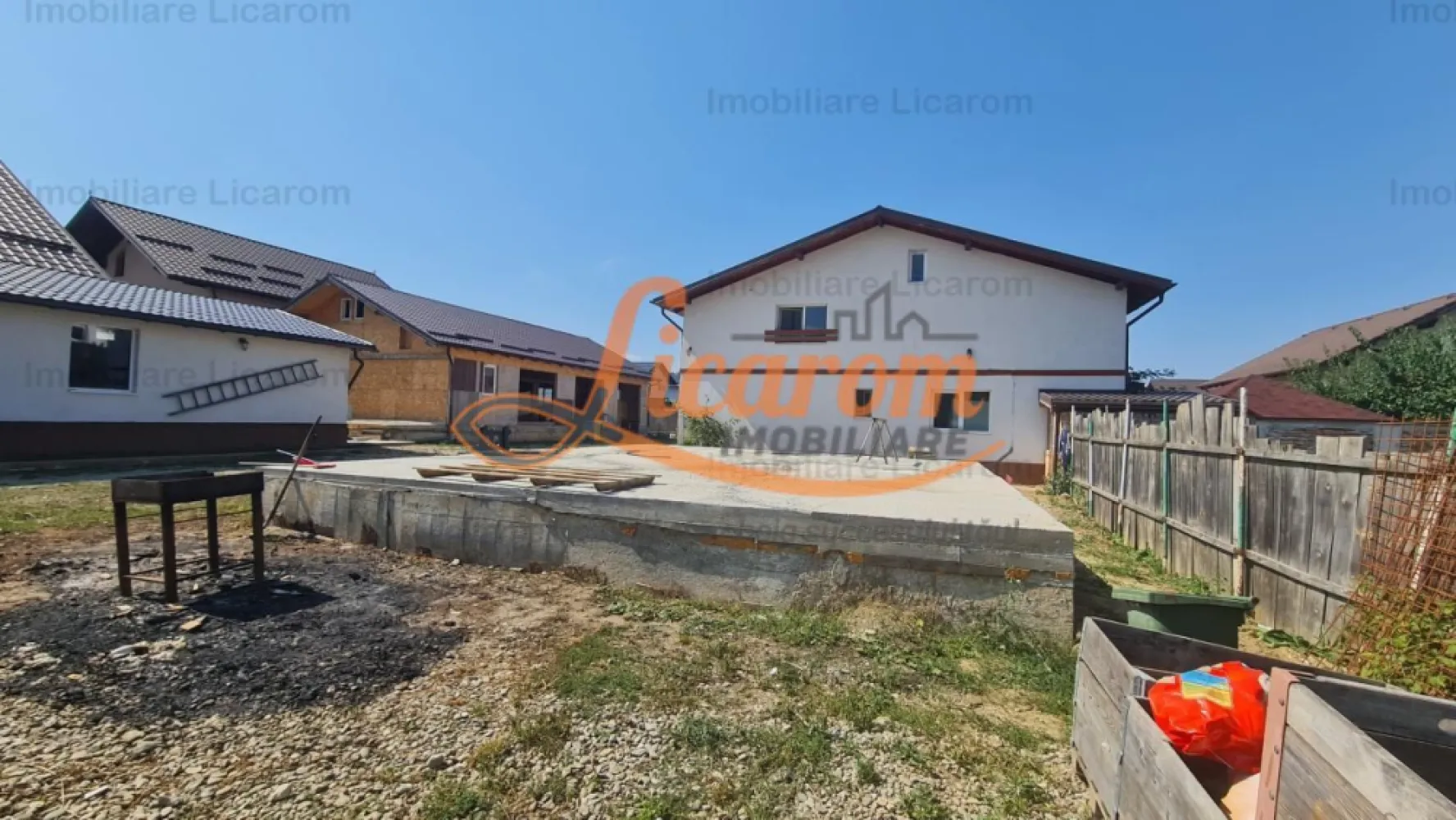 Proprietate in Cristian cu trei constructii+o fundatie,450000euro - Agentia Licarom Imobiliare propune spre vanzare o proprietate ideala ptr investitii . Pe o suprafata de teren de 1350 mp se afla doua case cu fundatie de beteon si structura din lemn : 
 - O casa este dispusa pe P+M cu amprenta de 120 mp, si are la parter trei dormitoare , o baie cu wc ,dusuri , hol terasa iar la mansarda cinci dormitoare ,o baie , hol si terasa bransata la gaz curent ,apa , canal dotata cu centrala proprie, geamuri termopan . 
- A doua casa are amprenta de aproximativ 50mp , este dispusa doar pe parter si este compusa din doua camere , bucatarie si baie .
Pe acest teren se mai afla o a treia constructie la rosu cu amprenta de 140 mp fundatie beton si structura din lemn care este in curs de amenajare interioara.
Tot pe acest teren mai este turnata o fundatie din beton cu beci avand amprenta de 120 mp .Toate cele patru constructii sunt bransate la gaz . Proprietatea dispune de apa , canal, gaz , curent si dispune de panouri fotovoltaice cu putere instalata de 20 kw,care produc zilnic cca 100 kw , camere de supraveghere si o bucatarie de vara tip foisor inchisa .
Constructiile sunt foarte eficiente energetic consumul la utilitati fiind foarte redus.
Proprietatea este conceputa pentru a fi inchiriata la muncitori si este utilizata ca atare,fiind purtatoare de profituri.
Pretul pentru TOATA proprietatea este de 450000 euro .Pentru detalii si programari in vederea vizionarii sunati la telefon 741059397 Consultant imobiliar Calin si 0723985424 Consultant imobiliar Liliana.