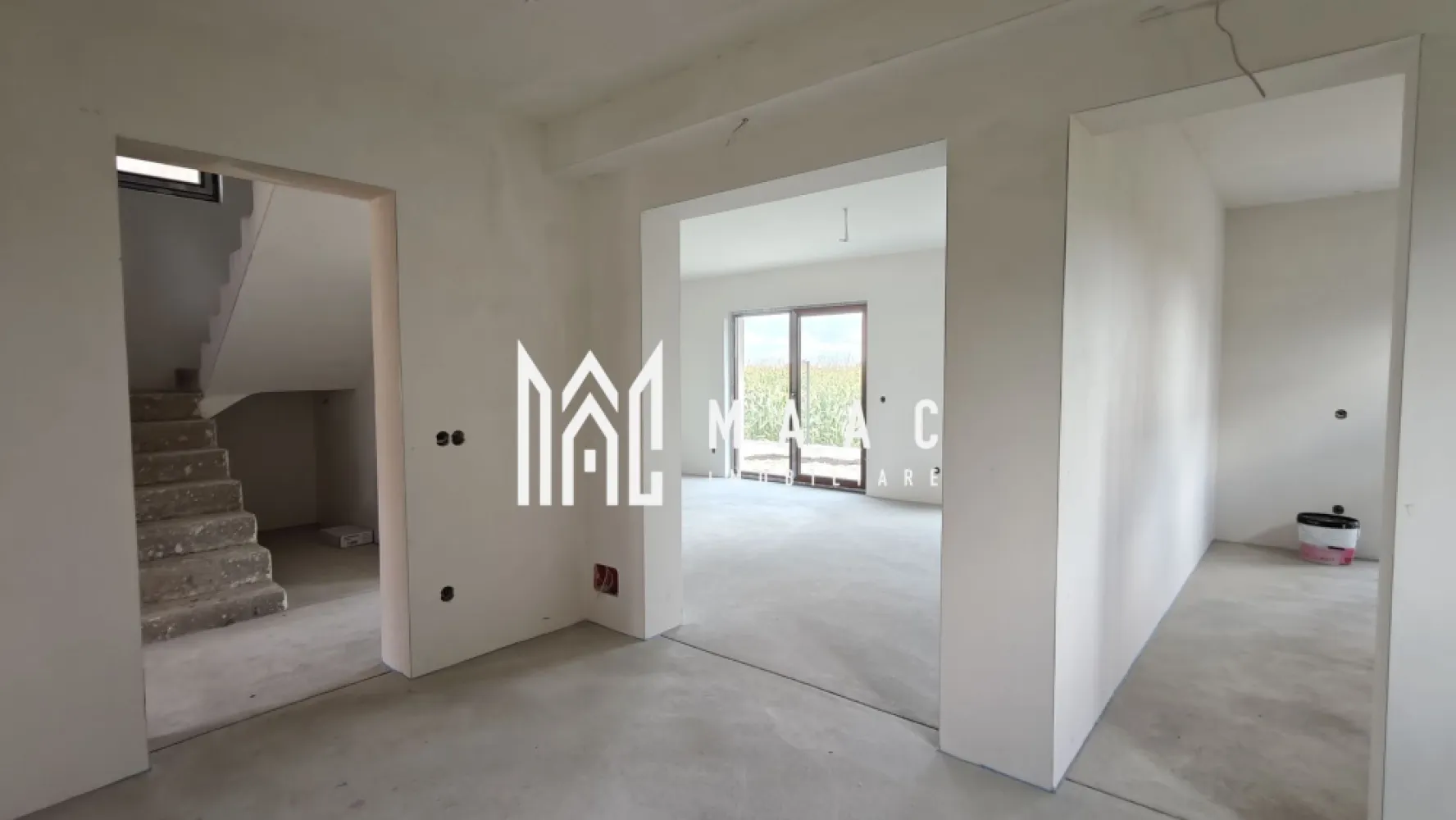 Casă individuală I 5 camere I 120 mpu I Curte 380 mp I Șura Mică - MAAC Imobiliare vă propune spre achiziție o casă nouă situată în Șura Mică, într-un cartier rezidențial aflat în plină expansiune, ideală pentru familiile care își doresc confort, funcționalitate și acces rapid către Sibiu și principalele zone de interes din apropiere. Construită cu atenție la detalii și materiale de calitate, această proprietate oferă un spațiu modern, bine compartimentat și adaptat unui stil de viață confortabil.

Locuința dispune de o suprafață utilă de 120 mp și este construită pe regim de înălțime Parter + Etaj + Pod, având fundație din beton și zidărie realizată din cărămidă Porotherm, pentru un plus de durabilitate și eficiență termică.

Compartimentarea este practică și eficientă, oferind spații generoase și bine luminate natural:
-Parter: hol de intrare, living spațios, bucătărie închisă cu acces către camera tehnică, birou, baie și casa scării
-Etaj: hol central, 3 dormitoare luminoase și 2 băi moderne
-Pod: spațiu accesibil destinat depozitării

Imobilul se predă la interior în stadiul LA ALB și beneficiază de:
-Centrală termică instalată
-Încălzire în pardoseală la parter și calorifere la etaj
-Ușă principală montată și geamuri termopan Salamander cu 3 foi de sticlă
-Șapă elicopterizată
-Pereți gletuiți și vopsiți
-Instalații electrice și sanitare finalizate și poziționate corespunzător

Exteriorul se predă LA CHEIE și include:
-Fațadă complet izolată termic și finisată cu tencuială decorativă
-Terasă exterioară finisată complet
-Gard de împrejmuire realizat
-Curte parțial pavată pentru acces auto și pietonal

Unul dintre avantajele importante ale acestei proprietăți este poziționarea într-o zonă cu acces facil către Parcul Industrial Șura Mică, Zona Industrială Vest Sibiu și Aeroportul Internațional Sibiu. De asemenea, viitorii proprietari beneficiază de acces rapid la grădiniță cu program prelungit, școală primară și gimnazială din comună, ceea ce face ca această locuință să fie ideală pentru familii.

Această casă reprezintă alegerea potrivită pentru cei care caută o proprietate nouă, modernă și bine poziționată, într-o zonă rezidențială cu potențial ridicat de dezvoltare.

Pentru mai multe informații sau pentru programarea unei vizionări, vă rugăm să precizați telefonic că ați văzut anunțul cu CP2378080.