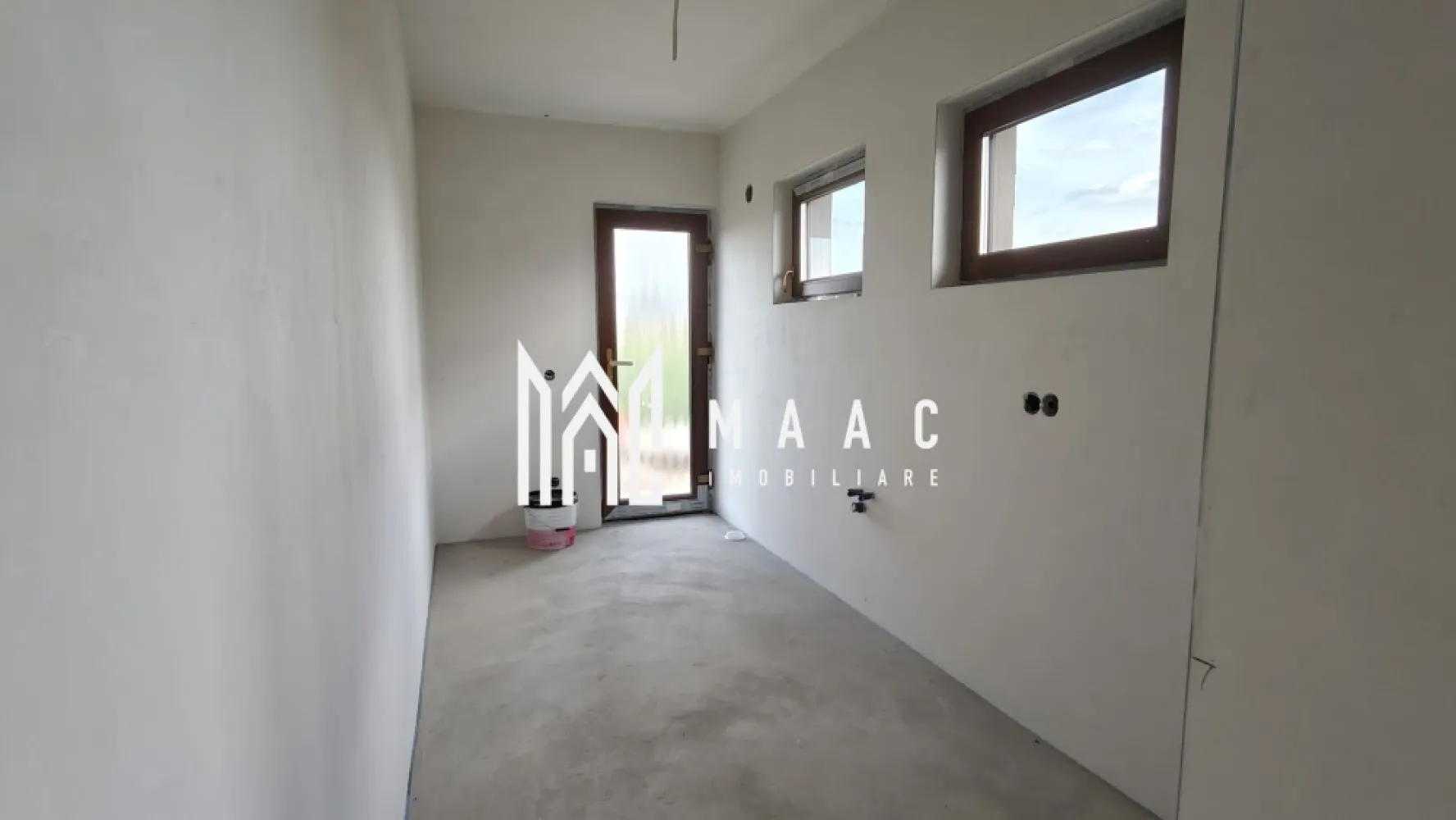Casă individuală I 5 camere I 120 mpu I Curte 380 mp I Șura Mică - MAAC Imobiliare vă propune spre achiziție o casă nouă situată în Șura Mică, într-un cartier rezidențial aflat în plină expansiune, ideală pentru familiile care își doresc confort, funcționalitate și acces rapid către Sibiu și principalele zone de interes din apropiere. Construită cu atenție la detalii și materiale de calitate, această proprietate oferă un spațiu modern, bine compartimentat și adaptat unui stil de viață confortabil.

Locuința dispune de o suprafață utilă de 120 mp și este construită pe regim de înălțime Parter + Etaj + Pod, având fundație din beton și zidărie realizată din cărămidă Porotherm, pentru un plus de durabilitate și eficiență termică.

Compartimentarea este practică și eficientă, oferind spații generoase și bine luminate natural:
-Parter: hol de intrare, living spațios, bucătărie închisă cu acces către camera tehnică, birou, baie și casa scării
-Etaj: hol central, 3 dormitoare luminoase și 2 băi moderne
-Pod: spațiu accesibil destinat depozitării

Imobilul se predă la interior în stadiul LA ALB și beneficiază de:
-Centrală termică instalată
-Încălzire în pardoseală la parter și calorifere la etaj
-Ușă principală montată și geamuri termopan Salamander cu 3 foi de sticlă
-Șapă elicopterizată
-Pereți gletuiți și vopsiți
-Instalații electrice și sanitare finalizate și poziționate corespunzător

Exteriorul se predă LA CHEIE și include:
-Fațadă complet izolată termic și finisată cu tencuială decorativă
-Terasă exterioară finisată complet
-Gard de împrejmuire realizat
-Curte parțial pavată pentru acces auto și pietonal

Unul dintre avantajele importante ale acestei proprietăți este poziționarea într-o zonă cu acces facil către Parcul Industrial Șura Mică, Zona Industrială Vest Sibiu și Aeroportul Internațional Sibiu. De asemenea, viitorii proprietari beneficiază de acces rapid la grădiniță cu program prelungit, școală primară și gimnazială din comună, ceea ce face ca această locuință să fie ideală pentru familii.

Această casă reprezintă alegerea potrivită pentru cei care caută o proprietate nouă, modernă și bine poziționată, într-o zonă rezidențială cu potențial ridicat de dezvoltare.

Pentru mai multe informații sau pentru programarea unei vizionări, vă rugăm să precizați telefonic că ați văzut anunțul cu CP2378080.