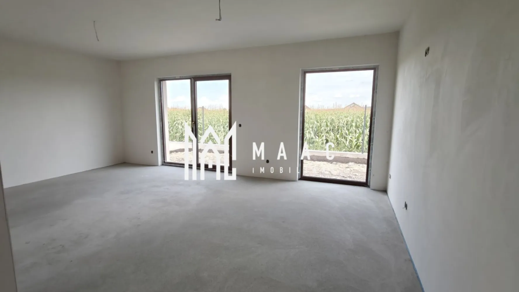 Casă individuală I 5 camere I 120 mpu I Curte 380 mp I Șura Mică - MAAC Imobiliare vă propune spre achiziție o casă nouă situată în Șura Mică, într-un cartier rezidențial aflat în plină expansiune, ideală pentru familiile care își doresc confort, funcționalitate și acces rapid către Sibiu și principalele zone de interes din apropiere. Construită cu atenție la detalii și materiale de calitate, această proprietate oferă un spațiu modern, bine compartimentat și adaptat unui stil de viață confortabil.

Locuința dispune de o suprafață utilă de 120 mp și este construită pe regim de înălțime Parter + Etaj + Pod, având fundație din beton și zidărie realizată din cărămidă Porotherm, pentru un plus de durabilitate și eficiență termică.

Compartimentarea este practică și eficientă, oferind spații generoase și bine luminate natural:
-Parter: hol de intrare, living spațios, bucătărie închisă cu acces către camera tehnică, birou, baie și casa scării
-Etaj: hol central, 3 dormitoare luminoase și 2 băi moderne
-Pod: spațiu accesibil destinat depozitării

Imobilul se predă la interior în stadiul LA ALB și beneficiază de:
-Centrală termică instalată
-Încălzire în pardoseală la parter și calorifere la etaj
-Ușă principală montată și geamuri termopan Salamander cu 3 foi de sticlă
-Șapă elicopterizată
-Pereți gletuiți și vopsiți
-Instalații electrice și sanitare finalizate și poziționate corespunzător

Exteriorul se predă LA CHEIE și include:
-Fațadă complet izolată termic și finisată cu tencuială decorativă
-Terasă exterioară finisată complet
-Gard de împrejmuire realizat
-Curte parțial pavată pentru acces auto și pietonal

Unul dintre avantajele importante ale acestei proprietăți este poziționarea într-o zonă cu acces facil către Parcul Industrial Șura Mică, Zona Industrială Vest Sibiu și Aeroportul Internațional Sibiu. De asemenea, viitorii proprietari beneficiază de acces rapid la grădiniță cu program prelungit, școală primară și gimnazială din comună, ceea ce face ca această locuință să fie ideală pentru familii.

Această casă reprezintă alegerea potrivită pentru cei care caută o proprietate nouă, modernă și bine poziționată, într-o zonă rezidențială cu potențial ridicat de dezvoltare.

Pentru mai multe informații sau pentru programarea unei vizionări, vă rugăm să precizați telefonic că ați văzut anunțul cu CP2378080.
