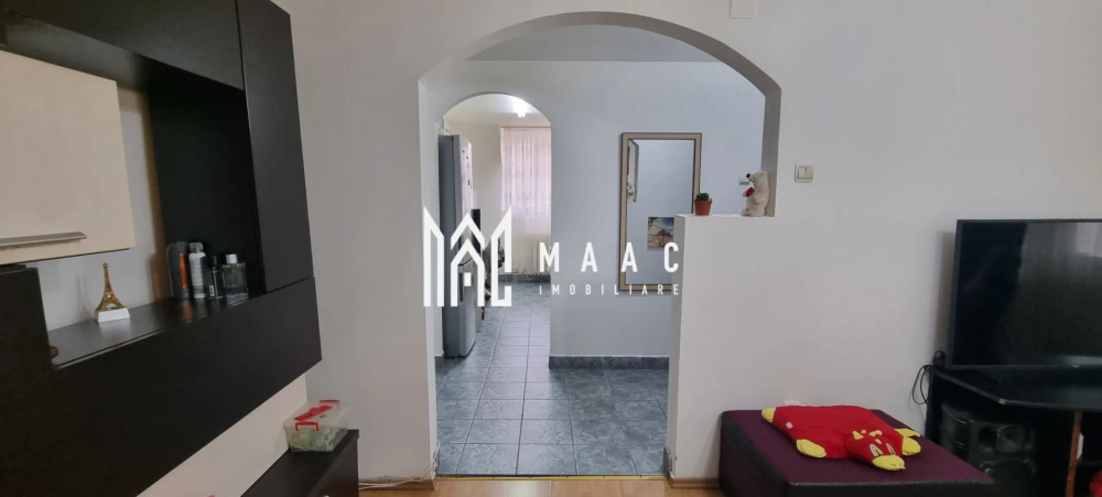 Apartament 2 Camere I 59 MPU I Decomandat I Balcon I Central - 🏡 Dacă sunteți în căutarea unui apartament decomandat de 2 camere, cu 59 mp utili, compartimentare practică și dotări moderne, această ofertă este exact ce aveți nevoie!

Compartimentare și avantaje:
Apartamentul este situat la etajul 5 și oferă un living generos de 23 mp, perfect pentru relaxare și socializare, completat de un balcon închis. Dormitorul spațios asigură confort și intimitate, iar bucătăria închisă, cu cămară, păstrează eficiența spațiului. Baia dispune de geam pentru aerisire, iar holul de acces este optimizat pentru depozitare.

Dotări și finisaje:
✅ Centrală proprie, asigurând confort termic și costuri reduse ✅ Mobilat și utilat, gata de locuit ✅ Geamuri termopan✅ Suprafață de 60 mp în pod, cotă parte a apartamentului ✅ Balcon închis, ideal pentru extra spațiu

Zona – liniștită, dar aproape de tot ce contează!
Situat în zona centrală, acest apartament îmbină accesibilitatea cu intimitatea. Locuința este ferită de zgomotul urban, dar în același timp, la doar câțiva pași de puncte de interes, transport public, magazine și restaurante.

📍 Nu ratați această oportunitate! Contactați MAAC Imobiliare pentru detalii și vizionare – ID CP2372384!