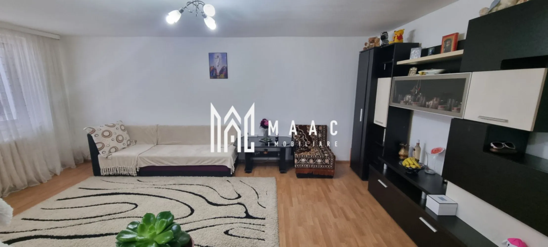 Apartament 2 Camere I 59 MPU I Decomandat I Balcon I Central - 🏡 Dacă sunteți în căutarea unui apartament decomandat de 2 camere, cu 59 mp utili, compartimentare practică și dotări moderne, această ofertă este exact ce aveți nevoie!

Compartimentare și avantaje:
Apartamentul este situat la etajul 5 și oferă un living generos de 23 mp, perfect pentru relaxare și socializare, completat de un balcon închis. Dormitorul spațios asigură confort și intimitate, iar bucătăria închisă, cu cămară, păstrează eficiența spațiului. Baia dispune de geam pentru aerisire, iar holul de acces este optimizat pentru depozitare.

Dotări și finisaje:
✅ Centrală proprie, asigurând confort termic și costuri reduse ✅ Mobilat și utilat, gata de locuit ✅ Geamuri termopan✅ Suprafață de 60 mp în pod, cotă parte a apartamentului ✅ Balcon închis, ideal pentru extra spațiu

Zona – liniștită, dar aproape de tot ce contează!
Situat în zona centrală, acest apartament îmbină accesibilitatea cu intimitatea. Locuința este ferită de zgomotul urban, dar în același timp, la doar câțiva pași de puncte de interes, transport public, magazine și restaurante.

📍 Nu ratați această oportunitate! Contactați MAAC Imobiliare pentru detalii și vizionare – ID CP2372384!