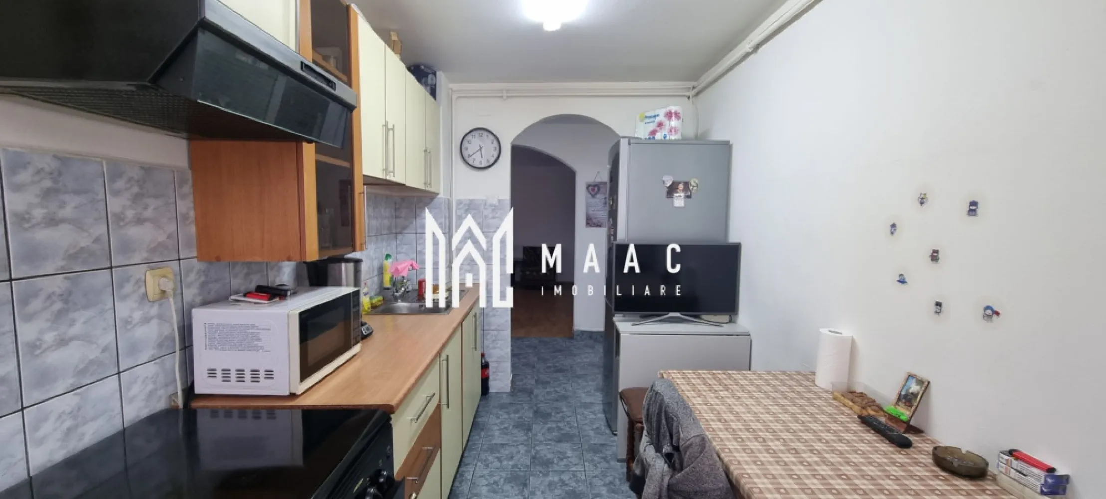 Apartament 2 Camere I 59 MPU I Decomandat I Balcon I Central - 🏡 Dacă sunteți în căutarea unui apartament decomandat de 2 camere, cu 59 mp utili, compartimentare practică și dotări moderne, această ofertă este exact ce aveți nevoie!

Compartimentare și avantaje:
Apartamentul este situat la etajul 5 și oferă un living generos de 23 mp, perfect pentru relaxare și socializare, completat de un balcon închis. Dormitorul spațios asigură confort și intimitate, iar bucătăria închisă, cu cămară, păstrează eficiența spațiului. Baia dispune de geam pentru aerisire, iar holul de acces este optimizat pentru depozitare.

Dotări și finisaje:
✅ Centrală proprie, asigurând confort termic și costuri reduse ✅ Mobilat și utilat, gata de locuit ✅ Geamuri termopan✅ Suprafață de 60 mp în pod, cotă parte a apartamentului ✅ Balcon închis, ideal pentru extra spațiu

Zona – liniștită, dar aproape de tot ce contează!
Situat în zona centrală, acest apartament îmbină accesibilitatea cu intimitatea. Locuința este ferită de zgomotul urban, dar în același timp, la doar câțiva pași de puncte de interes, transport public, magazine și restaurante.

📍 Nu ratați această oportunitate! Contactați MAAC Imobiliare pentru detalii și vizionare – ID CP2372384!