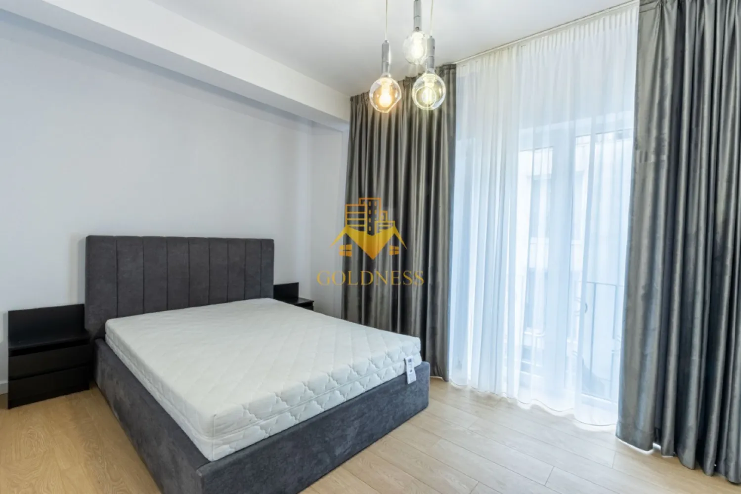 4 camere, parcare,AC, Zorilor zona Observatorului, Profi, Pet Friendly - GOLDNESS Imobiliare vă propune spre închiriere un apartament cu 4 camere complet mobilat și utilat, la etajul 1 într-un imobil de 4 etaje, în Cartierul Zorilor.
Dispune de loc de parcare!
Se află în apropierea stațiilor de transport în comun, magazine, restaurante, spații verzi, farmacii, etc. 

Apartamentul este compartimentat astfel:
 - dormitor care se mobileaza la cerere
 - dormitor cu pat matrimonial, dulap pentru haine
 - dormitor cu pat matrimonial, dulap pentru haine
 - living cu bucatarie open space complet utilată, canapea extensibilă, loc de servit masa 
 - baie cu cada, calorifer port prosop și dulap pentru depozitare.
 - baie de serviciu
 - terasa de 15 mp.

Imobilul este dotat cu toate cele necesare- centrală proprie, mașină de spălat haine, frigider, plită electrică, hotă, etc. 

Dacă sunteți interesați de acest apartament și doriți să îl vizionați, dar și pentru alte oferte nu ezitați să ne contactați telefonic sau prin e-mail. Vă stăm la dispoziție!

Pentru intermediere se percepe un comision de 50% din prețul chiriei!