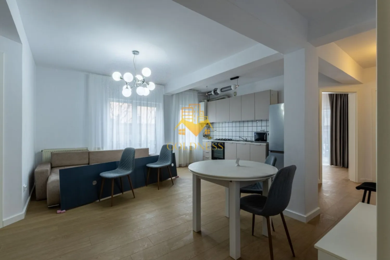 4 camere, parcare,AC, Zorilor zona Observatorului, Profi, Pet Friendly - GOLDNESS Imobiliare vă propune spre închiriere un apartament cu 4 camere complet mobilat și utilat, la etajul 1 într-un imobil de 4 etaje, în Cartierul Zorilor.
Dispune de loc de parcare!
Se află în apropierea stațiilor de transport în comun, magazine, restaurante, spații verzi, farmacii, etc. 

Apartamentul este compartimentat astfel:
 - dormitor care se mobileaza la cerere
 - dormitor cu pat matrimonial, dulap pentru haine
 - dormitor cu pat matrimonial, dulap pentru haine
 - living cu bucatarie open space complet utilată, canapea extensibilă, loc de servit masa 
 - baie cu cada, calorifer port prosop și dulap pentru depozitare.
 - baie de serviciu
 - terasa de 15 mp.

Imobilul este dotat cu toate cele necesare- centrală proprie, mașină de spălat haine, frigider, plită electrică, hotă, etc. 

Dacă sunteți interesați de acest apartament și doriți să îl vizionați, dar și pentru alte oferte nu ezitați să ne contactați telefonic sau prin e-mail. Vă stăm la dispoziție!

Pentru intermediere se percepe un comision de 50% din prețul chiriei!
