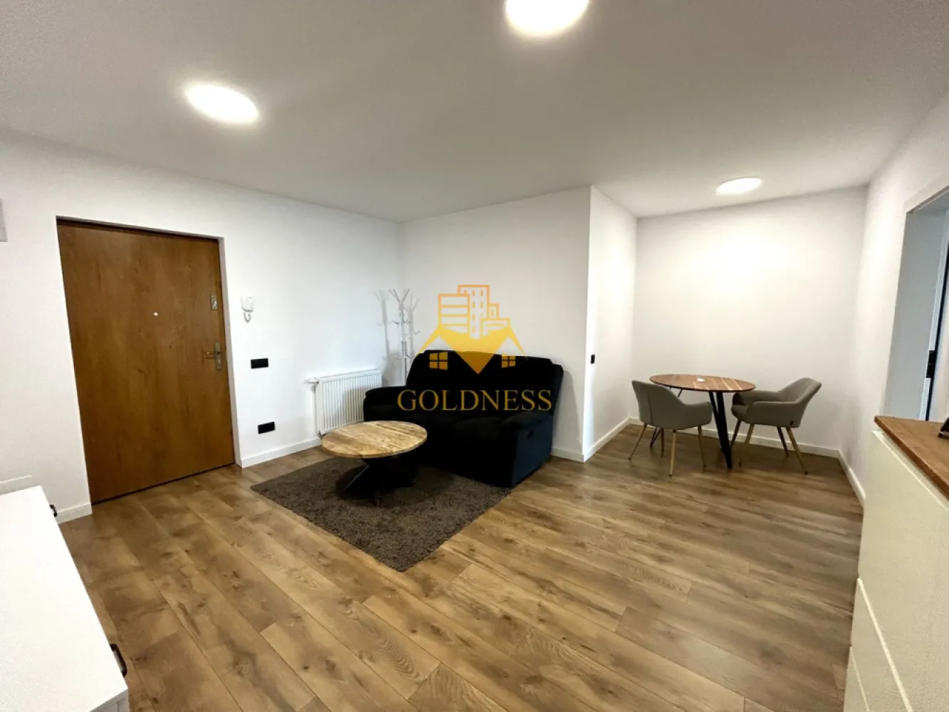 3 camere, Modern, Parcare, Zona Frunzisului, LIDL,Golden Tulip,Zorilor - GOLDNESS Imobiliare vă propune spre închiriere un apartament cu 3 camere complet mobilat și utilat, la etajul 10 într-un imobil de 15 etaje, în Cartierul Zorilor.
Dispune de parcare subterana!
Se află în apropierea stațiilor de transport în comun, magazine, restaurante, spații verzi, farmacii, etc. 

Apartamentul este compartimentat astfel:
 - dormitor cu pat matrimonial, dulap, noptiere
 - camera pentru birou
 - living cu bucatarie open space complet utilată și mobilată, canapea extensibilă, loc de servit masa 
 - baie cu dus walk-in, calorifer port prosop și dulap pentru depozitare.
 - balcon de 5 mp.
Se poate beneficia si de terasa de la ultimul etaj, cu priveliste panoramica asupra orasului, un loc perfect pentru relaxare!

Imobilul este dotat cu toate cele necesare- centrală proprie, frigider, aragaz, hotă, mașină de spălat haine, etc. 

Dacă sunteți interesați de acest apartament și doriți să îl vizionați, dar și pentru alte oferte nu ezitați să ne contactați telefonic sau prin e-mail. Vă stăm la dispoziție!
Pentru intermediere se percepe un comision de 50% din prețul chiriei!