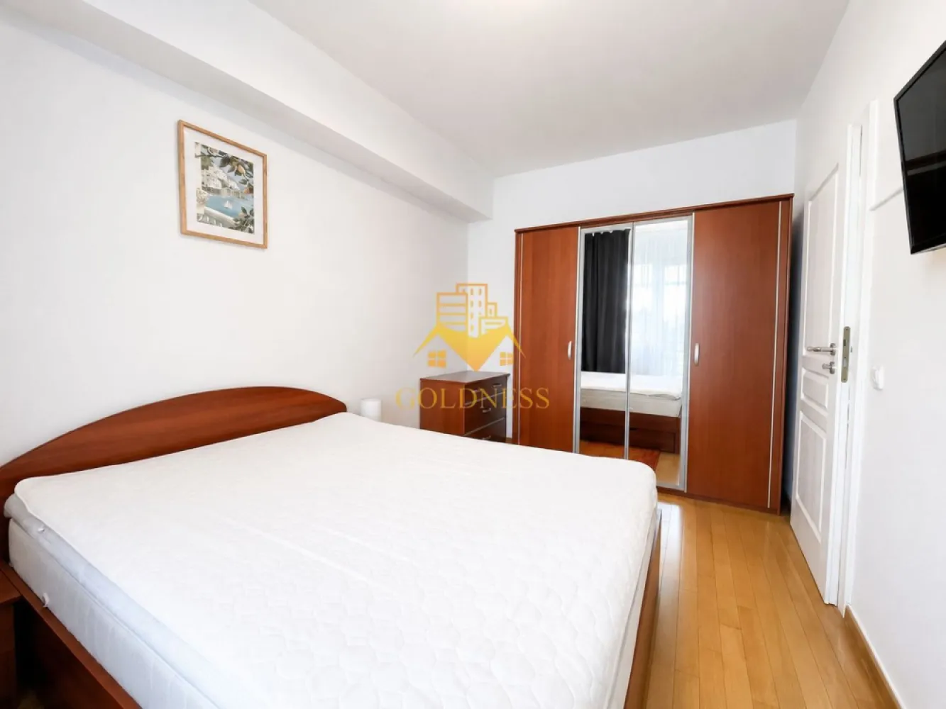 2 camere open-space, modern, Marasti, Kaufland, Parcare, Bloc nou - GOLDNESS Imobiliare vă propune spre închiriere un apartament cu 2 camere complet mobilat și utilat, la etajul 4 într-un imobil de 4 etaje, în cartierul Mărăști.
Dispune de loc de parcare inclus!

Apartamentul este compartimentat astfel:
 - dormitor cu pat matrimonial, dressing, noptiere
 - living cu bucatarie open-space complet utilată, canapea extensibilă, loc de servit masa 
 - baie cu cabina de dus, calorifer port prosop inox și dulap pentru depozitare.
 - balcon de 4 cm
 
Imobilul este dotat cu toate cele necesare- centrală proprie, mașină de spălat haine, 2 unitati AC, canapea extensibila living noua, TV nou, frigider, plită electrică, hotă, etc. 

Se află în apropierea stațiilor de transport în comun, magazine, restaurante, spații verzi, farmacii, etc. 
Dacă sunteți interesați de acest apartament și doriți să îl vizionați, dar și pentru alte oferte sau detalii nu ezitați să ne contactați telefonic sau prin e-mail. Vă stăm la dispoziție!
Pentru intermediere se percepe un comision de 50% din prețul chiriei!