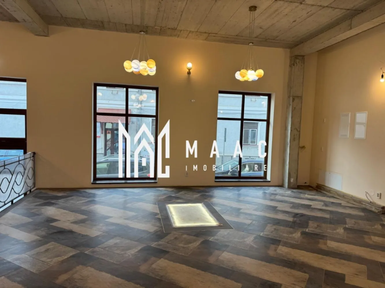 Spatiu Comercial I Open Space I Central - Va propunem spre inchiriere un spatiu comercial pretabil spre inchiriere situat la parterul si demisolul unui imobil din zona Centrala.

- spațiu comercial situat la parter 90 mp open space, suprafața vitrata mare la strada , înălțime 4 m, curent trifazic , încălzire in pardoseala, toaletă separată..
 Terasă adiacentă cu acces din spațiu 40 mp gratis.

- ⁠spațiu comercial situat la demisol 180 mp ,înălțime 4m , 2 uși da acces .

- ⁠Spațiile se pot închiria împreună sau separat la stadiul de gri ,se amenajează de chiriași în funcție de scopul destinației .

Se inchiriaza pe termen lung.

Pentru mai multe detalii precizati telefonic ca ati vazut anuntul cu ID: CP2297272