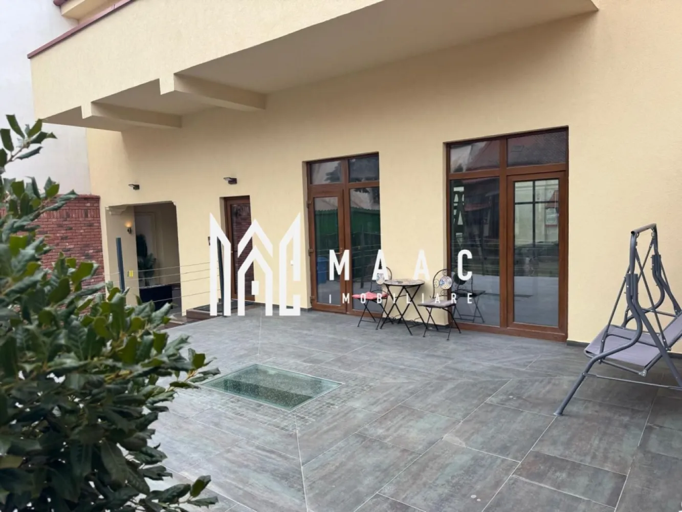 Spatiu Comercial I Open Space I Central - Va propunem spre inchiriere un spatiu comercial pretabil spre inchiriere situat la parterul si demisolul unui imobil din zona Centrala.

- spațiu comercial situat la parter 90 mp open space, suprafața vitrata mare la strada , înălțime 4 m, curent trifazic , încălzire in pardoseala, toaletă separată..
 Terasă adiacentă cu acces din spațiu 40 mp gratis.

- ⁠spațiu comercial situat la demisol 180 mp ,înălțime 4m , 2 uși da acces .

- ⁠Spațiile se pot închiria împreună sau separat la stadiul de gri ,se amenajează de chiriași în funcție de scopul destinației .

Se inchiriaza pe termen lung.

Pentru mai multe detalii precizati telefonic ca ati vazut anuntul cu ID: CP2297272