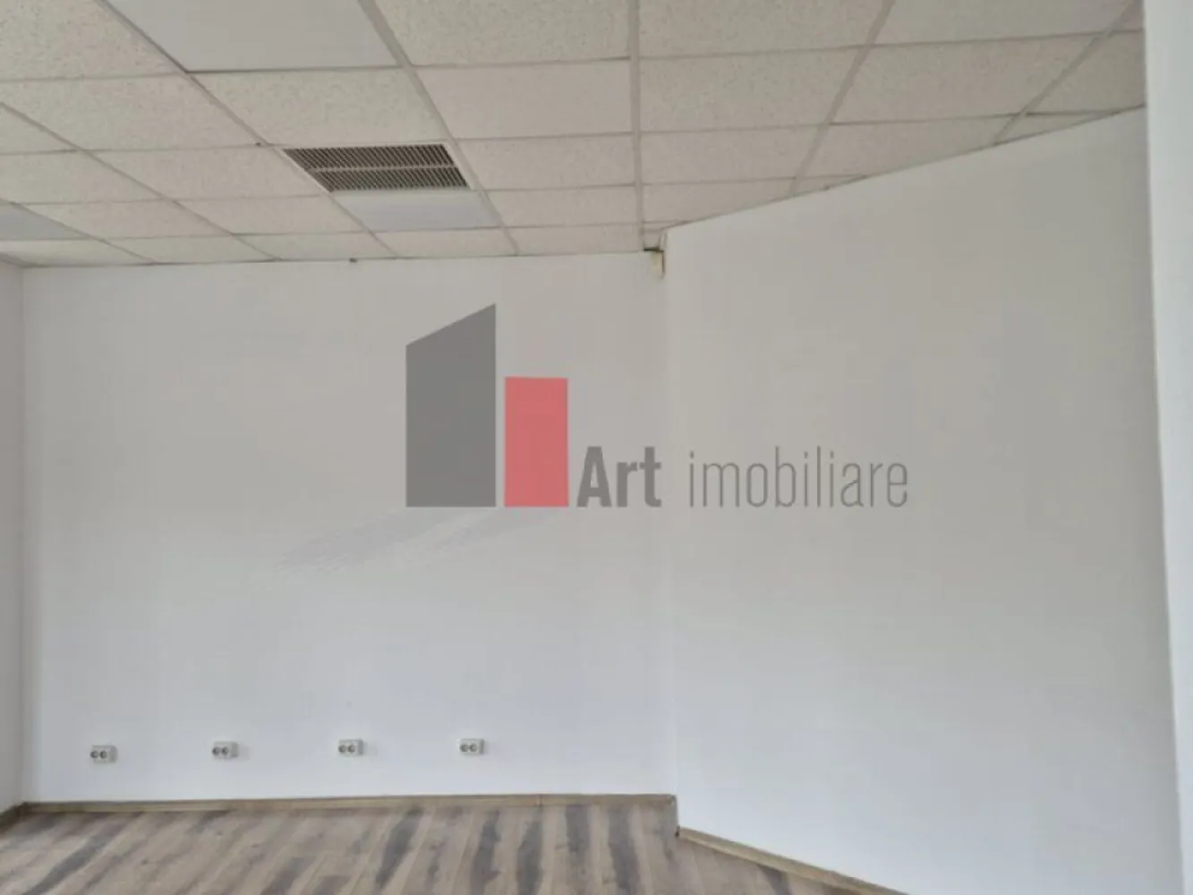 Spatiu Comercial de inchiriat, Ghencea, 60mp, Vitrina 10ml - Închiriere Spațiu Comercial – Ghencea | Poziționare Stradală | Vitrină | Curent Trifazic

Se oferă spre închiriere un spațiu comercial situat în zona Ghencea, cu o poziționare stradală de excepție ce garantează o vizibilitate maximă și un flux constant de pietoni și autovehicule. Proprietatea dispune de o suprafață de 60 mp, fiind configurată optim pentru o gamă largă de activități de retail, showroom, reprezentanță, servicii, cabinet medical sau activități comerciale ce necesită expunere directă.

Unul dintre principalele avantaje ale acestui spațiu este vitrina generoasă care permite o amenajare atractivă și o promovare eficientă a produselor sau serviciilor dumneavoastră. Locația este complet racordată la utilități profesionale, oferind infrastructura ideală pentru pornirea rapidă a oricărui tip de afacere.

Detalii spațiu:

Suprafață utilă de 60 mp distribuită practic într-un spațiu deschis și adaptabil

Poziționare stradală cu acces direct din trotuar pentru clienți

Vitrină mare ce asigură lumină naturală excelentă și un impact vizual deosebit

Prevăzut cu grup sanitar propriu complet utilat și funcțional

Compartimentare flexibilă ce permite personalizarea în funcție de specificul activității

Utilități și facilități:

Curent trifazic ce oferă puterea necesară pentru echipamente profesionale sau sisteme de climatizare mari

Conectat complet la rețelele publice de utilități respectiv apă, gaz și canalizare

Infrastructură energetică solidă optimizată pentru utilizare comercială intensă

Contorizare separată pentru toate utilitățile pentru un management eficient al costurilor

Spațiu curat, bine întreținut și pregătit pentru amenajarea finală

Avantaje:

Localizare strategică în zona Ghencea pe o arteră cu trafic intens și vad comercial format

Vizibilitate stradală excelentă ce reduce considerabil costurile ulterioare de marketing

Prezența curentului trifazic și a gazului extinde opțiunile de utilizare ale spațiului

Suprafață optimă (60 mp) ușor de gestionat și de organizat logistic

Acces facil pentru clienți, colaboratori și pentru activitățile de aprovizionare

Condiții de închiriere:

Sistem de plată flexibil: 1 lună avans + 1 lună garanție plus luna în curs

Disponibilitate imediată pentru preluare și începerea amenajărilor

Vizualizarea spațiului se poate realiza cu o programare prealabilă

Pentru mai multe detalii sau pentru programarea unei vizionări, vă stăm la dispoziție.