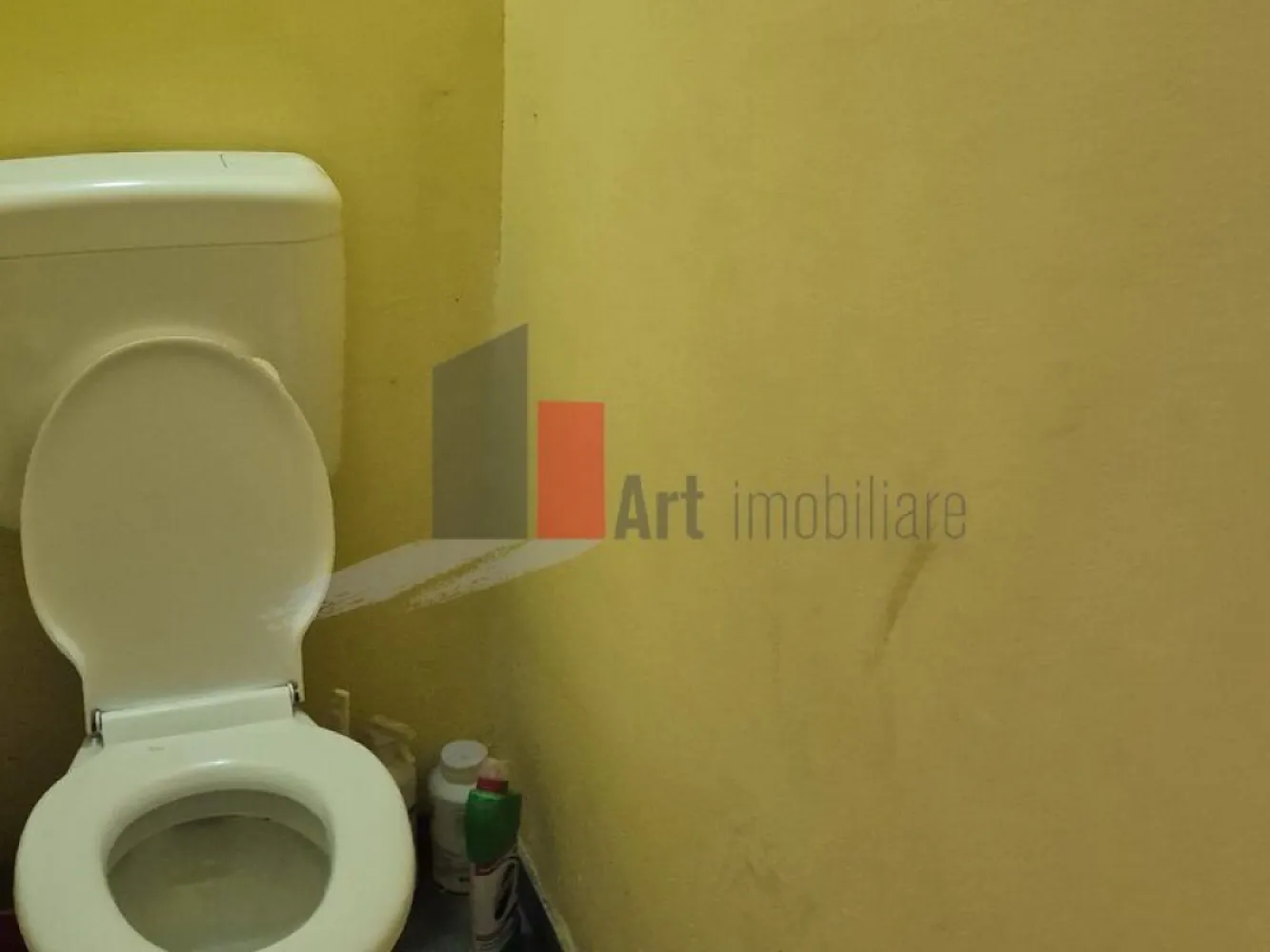 Spatiu Comercial de inchiriat, Ghencea, 60mp, Vitrina 10ml - Închiriere Spațiu Comercial – Ghencea | Poziționare Stradală | Vitrină | Curent Trifazic

Se oferă spre închiriere un spațiu comercial situat în zona Ghencea, cu o poziționare stradală de excepție ce garantează o vizibilitate maximă și un flux constant de pietoni și autovehicule. Proprietatea dispune de o suprafață de 60 mp, fiind configurată optim pentru o gamă largă de activități de retail, showroom, reprezentanță, servicii, cabinet medical sau activități comerciale ce necesită expunere directă.

Unul dintre principalele avantaje ale acestui spațiu este vitrina generoasă care permite o amenajare atractivă și o promovare eficientă a produselor sau serviciilor dumneavoastră. Locația este complet racordată la utilități profesionale, oferind infrastructura ideală pentru pornirea rapidă a oricărui tip de afacere.

Detalii spațiu:

Suprafață utilă de 60 mp distribuită practic într-un spațiu deschis și adaptabil

Poziționare stradală cu acces direct din trotuar pentru clienți

Vitrină mare ce asigură lumină naturală excelentă și un impact vizual deosebit

Prevăzut cu grup sanitar propriu complet utilat și funcțional

Compartimentare flexibilă ce permite personalizarea în funcție de specificul activității

Utilități și facilități:

Curent trifazic ce oferă puterea necesară pentru echipamente profesionale sau sisteme de climatizare mari

Conectat complet la rețelele publice de utilități respectiv apă, gaz și canalizare

Infrastructură energetică solidă optimizată pentru utilizare comercială intensă

Contorizare separată pentru toate utilitățile pentru un management eficient al costurilor

Spațiu curat, bine întreținut și pregătit pentru amenajarea finală

Avantaje:

Localizare strategică în zona Ghencea pe o arteră cu trafic intens și vad comercial format

Vizibilitate stradală excelentă ce reduce considerabil costurile ulterioare de marketing

Prezența curentului trifazic și a gazului extinde opțiunile de utilizare ale spațiului

Suprafață optimă (60 mp) ușor de gestionat și de organizat logistic

Acces facil pentru clienți, colaboratori și pentru activitățile de aprovizionare

Condiții de închiriere:

Sistem de plată flexibil: 1 lună avans + 1 lună garanție plus luna în curs

Disponibilitate imediată pentru preluare și începerea amenajărilor

Vizualizarea spațiului se poate realiza cu o programare prealabilă

Pentru mai multe detalii sau pentru programarea unei vizionări, vă stăm la dispoziție.