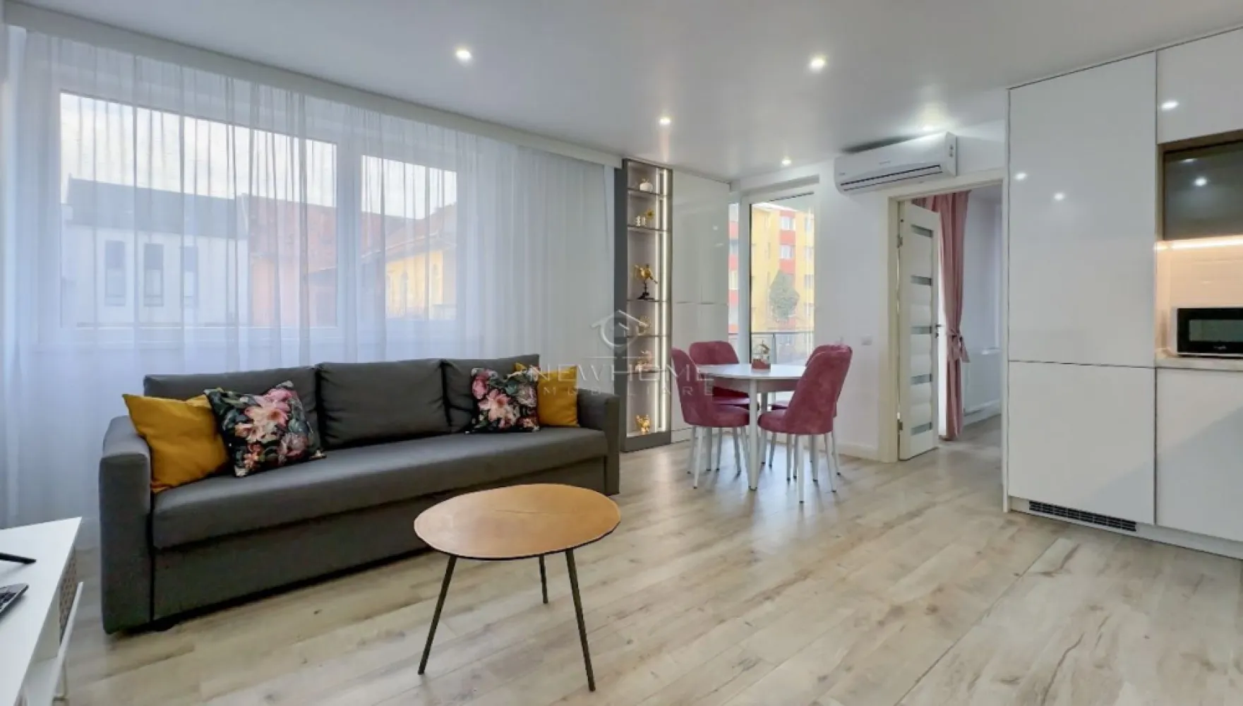 Apartament cu 3 camere de închiriat în zona Centrală - NewHOME Imobiliare ofera in EXCLUSIVITATE spre închiriere apartament modern cu 3 camere. Situat in zona CENTRALĂ. Apartamentul este amplasat la etajul 1 din 5 intr-un imobil nou finalizat in anul 2020, dispune de suprafata utilă 65 mp + 5 balcon. Compartimentat astfel: hol, living impreuna cu bucataria, 2 dormitoare, 1 baie, 1 balcon, 1 loc de PARCARE subteran inclus in pret. Pentru confortul Dvs. se inchiriaza complet mobilat/utilat, cum se vede in poze, dotat cu centrala termica proprie, AER condiționat, electrocasnice de calitate. Avand in vedere poziția si avantajele zonei este una de interes maxim, fiind in apropiere de centrul orasului, mijloacele de transport in comun, magazine alimentare, scoli/ gradinite, farmacii, banci etc. Pentru mai multe informatii si pentru a programa o vizionare, contactati-ne cu incredere!