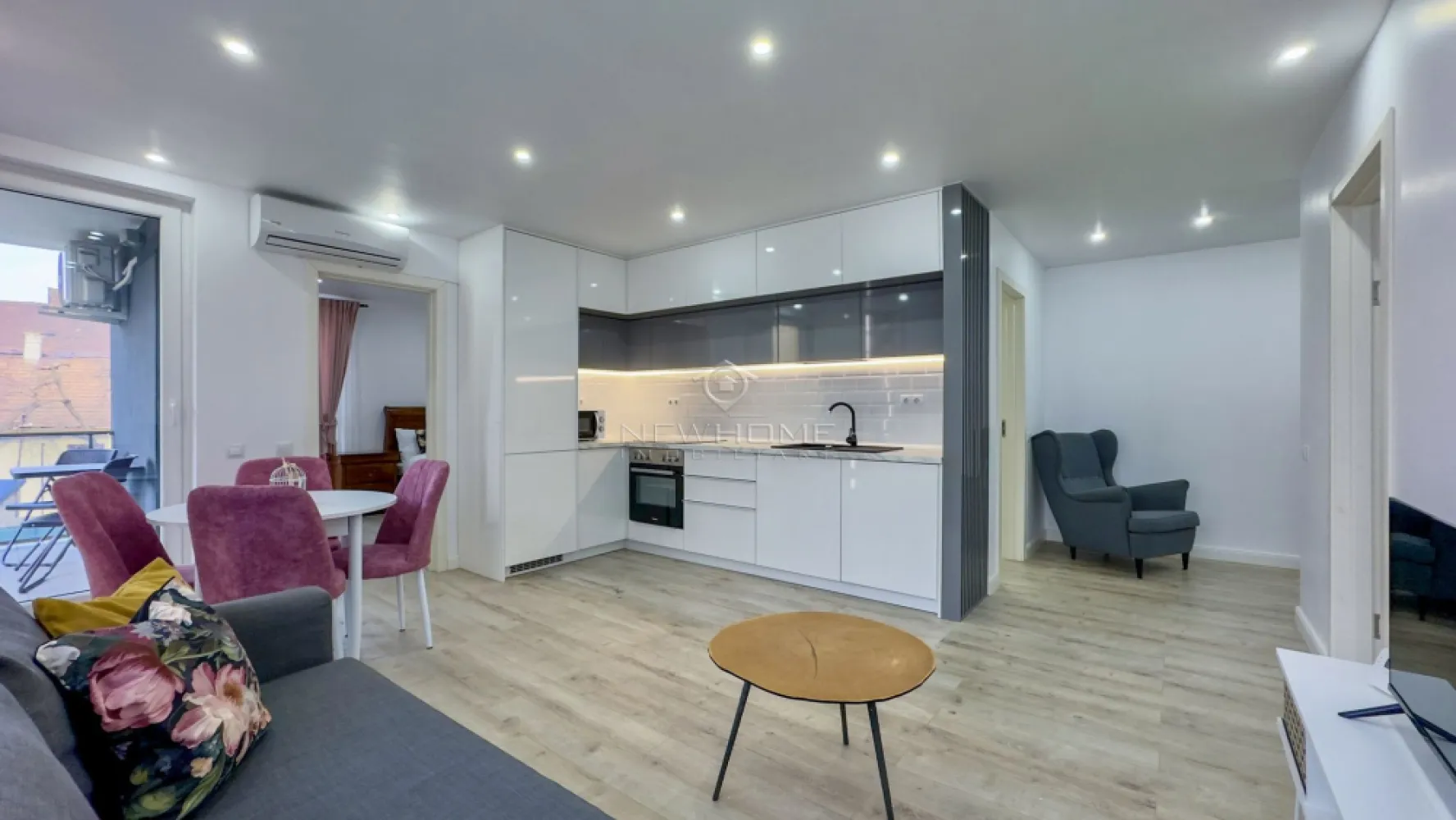 Apartament cu 3 camere de închiriat în zona Centrală - NewHOME Imobiliare ofera in EXCLUSIVITATE spre închiriere apartament modern cu 3 camere. Situat in zona CENTRALĂ. Apartamentul este amplasat la etajul 1 din 5 intr-un imobil nou finalizat in anul 2020, dispune de suprafata utilă 65 mp + 5 balcon. Compartimentat astfel: hol, living impreuna cu bucataria, 2 dormitoare, 1 baie, 1 balcon, 1 loc de PARCARE subteran inclus in pret. Pentru confortul Dvs. se inchiriaza complet mobilat/utilat, cum se vede in poze, dotat cu centrala termica proprie, AER condiționat, electrocasnice de calitate. Avand in vedere poziția si avantajele zonei este una de interes maxim, fiind in apropiere de centrul orasului, mijloacele de transport in comun, magazine alimentare, scoli/ gradinite, farmacii, banci etc. Pentru mai multe informatii si pentru a programa o vizionare, contactati-ne cu incredere!