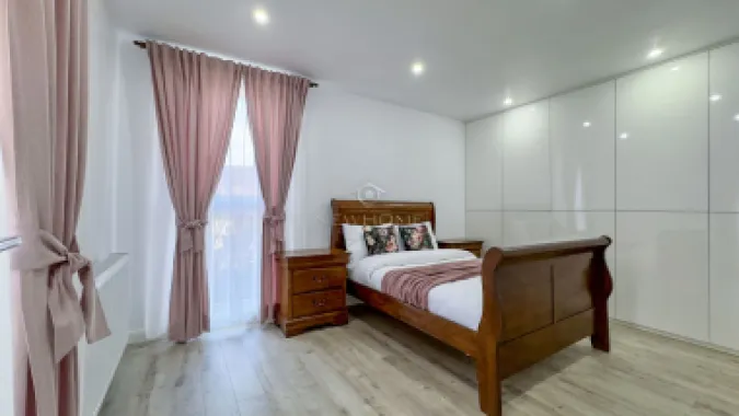 Apartament cu 3 camere de închiriat în zona Centrală