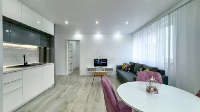 Apartament cu 3 camere de închiriat în zona Centrală