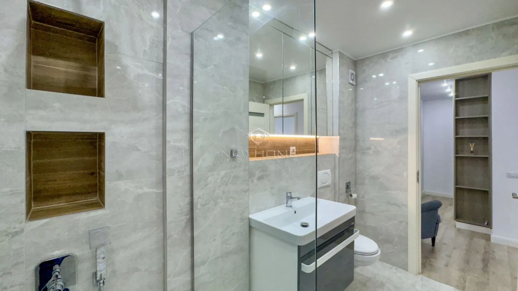 Apartament cu 3 camere de închiriat în zona Centrală