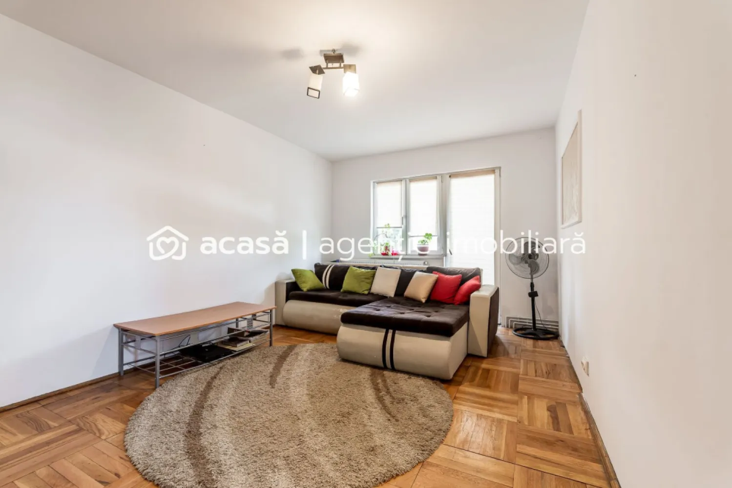 Apartament cu 3 camere, etaj 2 – Zona Vlaicu, Lebăda - COMISION 0 - 📍 O alegere potrivită pentru cei care își doresc o locuință cu potențial, într-o zonă cu acces facil la tot ce contează.
Situat în zona Vlaicu – Lebăda, apartamentul beneficiază de o poziționare practică, aproape de magazine, mijloace de transport, școli și alte facilități necesare vieții de zi cu zi.

✨ Detalii proprietate:
✔ Suprafață utilă totală: 64 mp
✔ 3 camere semidecomandate
✔ Etaj 2 din 4 – poziționare confortabilă
✔ Bucătărie cu cameră pentru alimente
✔ Baie + debara pentru depozitare
✔ Balcon
✔ Geamuri termopan
✔ Centrală termică proprie pe gaz 🔥
✔ Se vinde mobilat și utilat

🛠️ Apartamentul necesită renovare, oferindu-ți posibilitatea de a-l amenaja și personaliza după propriile preferințe sau de a-l transforma într-o investiție cu potențial.

📞 Pentru mai multe informații sau programarea unei vizionări:
0755 274 519 - Daniel Hord – Consultant imobiliar

Nu dispui de toată suma? Te ajutăm noi gratuit! Îți obținem oferte de la 16 bănci.
Ai o proprietate de vânzare în Arad și vrei să știi cât valorează cu adevărat?
Sună-mă pentru o evaluare gratuită, fără obligații!

Birou: ACASĂ | Agenție imobiliară Arad
Bulevardul Decebal 2, Arad 310133