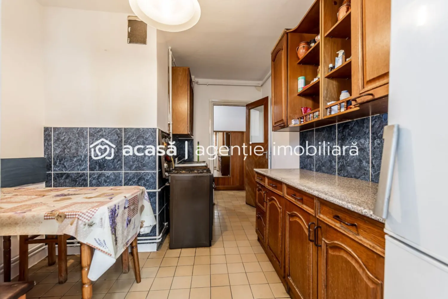 Apartament cu 3 camere, etaj 2 – Zona Vlaicu, Lebăda - COMISION 0 - 📍 O alegere potrivită pentru cei care își doresc o locuință cu potențial, într-o zonă cu acces facil la tot ce contează.
Situat în zona Vlaicu – Lebăda, apartamentul beneficiază de o poziționare practică, aproape de magazine, mijloace de transport, școli și alte facilități necesare vieții de zi cu zi.

✨ Detalii proprietate:
✔ Suprafață utilă totală: 64 mp
✔ 3 camere semidecomandate
✔ Etaj 2 din 4 – poziționare confortabilă
✔ Bucătărie cu cameră pentru alimente
✔ Baie + debara pentru depozitare
✔ Balcon
✔ Geamuri termopan
✔ Centrală termică proprie pe gaz 🔥
✔ Se vinde mobilat și utilat

🛠️ Apartamentul necesită renovare, oferindu-ți posibilitatea de a-l amenaja și personaliza după propriile preferințe sau de a-l transforma într-o investiție cu potențial.

📞 Pentru mai multe informații sau programarea unei vizionări:
0755 274 519 - Daniel Hord – Consultant imobiliar

Nu dispui de toată suma? Te ajutăm noi gratuit! Îți obținem oferte de la 16 bănci.
Ai o proprietate de vânzare în Arad și vrei să știi cât valorează cu adevărat?
Sună-mă pentru o evaluare gratuită, fără obligații!

Birou: ACASĂ | Agenție imobiliară Arad
Bulevardul Decebal 2, Arad 310133