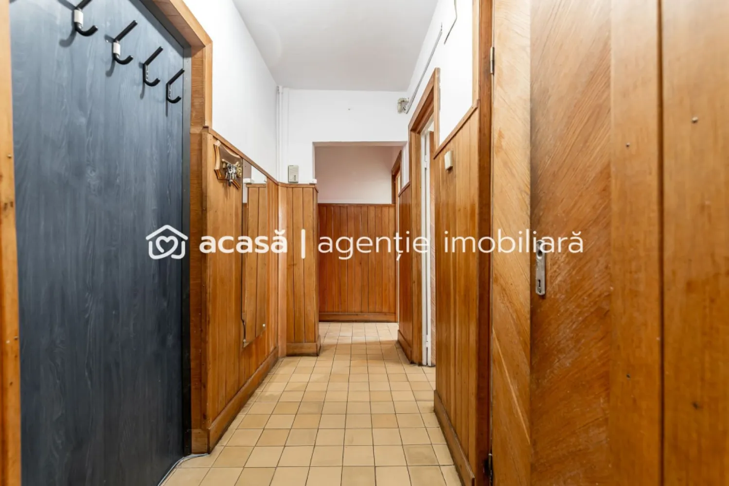 Apartament cu 3 camere, etaj 2 – Zona Vlaicu, Lebăda - COMISION 0 - 📍 O alegere potrivită pentru cei care își doresc o locuință cu potențial, într-o zonă cu acces facil la tot ce contează.
Situat în zona Vlaicu – Lebăda, apartamentul beneficiază de o poziționare practică, aproape de magazine, mijloace de transport, școli și alte facilități necesare vieții de zi cu zi.

✨ Detalii proprietate:
✔ Suprafață utilă totală: 64 mp
✔ 3 camere semidecomandate
✔ Etaj 2 din 4 – poziționare confortabilă
✔ Bucătărie cu cameră pentru alimente
✔ Baie + debara pentru depozitare
✔ Balcon
✔ Geamuri termopan
✔ Centrală termică proprie pe gaz 🔥
✔ Se vinde mobilat și utilat

🛠️ Apartamentul necesită renovare, oferindu-ți posibilitatea de a-l amenaja și personaliza după propriile preferințe sau de a-l transforma într-o investiție cu potențial.

📞 Pentru mai multe informații sau programarea unei vizionări:
0755 274 519 - Daniel Hord – Consultant imobiliar

Nu dispui de toată suma? Te ajutăm noi gratuit! Îți obținem oferte de la 16 bănci.
Ai o proprietate de vânzare în Arad și vrei să știi cât valorează cu adevărat?
Sună-mă pentru o evaluare gratuită, fără obligații!

Birou: ACASĂ | Agenție imobiliară Arad
Bulevardul Decebal 2, Arad 310133