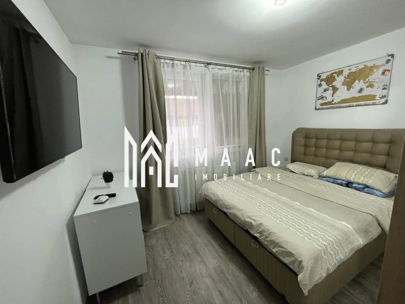 Apartament 2 camere | Decomandat | Balcon | Parcare | Pod - MAAC Imobiliare ofera spre vanzare apartament de 2 camere decomandat, situat la etajul 3/3, cu pod deasupra pentru depozitare și acces direct din apartament situat in zona Arhitectilor (Calea Cisnadiei).

Caracteristici:
Suprafață utilă: 48.51 mp
Compartimentare: Hol, living, dormitor, bucătărie separată, balcon de 7 mp deschis (acces din bucătărie)
Dotări: Mobilat și utilat complet
Loc de parcare: Inclus

Descriere detaliată
Living:
Spațios și confortabil
Mobilat modern și complet utilat

Dormitor:
Atmosferă intimă și liniștitoare
Mobilier de calitate

Bucătărie:
Separată și complet echipată
Acces direct la balcon

Balcon:
Suprafață de 7 mp, deschis
Acces din bucătărie
Perfect pentru momente de relaxare în aer liber

Hol:
Spațios, cu acces facil către toate camerele

Pod:
Spațiu de depozitare generos
Acces direct din apartament, oferind comoditate suplimentară
Este desfasurat pe toata suprafata apartamentului

Loc de parcare:
Inclus în preț, asigurând confort și siguranță pentru autoturism

Pentru mai multe informații sau pentru a programa o vizionare, nu ezitați să ne contactați, specificand ID: CP2757970