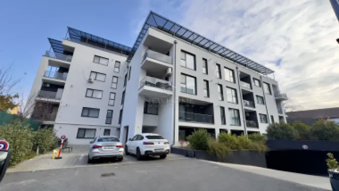 Apartament cu 3 camere de închiriat în zona Centrală