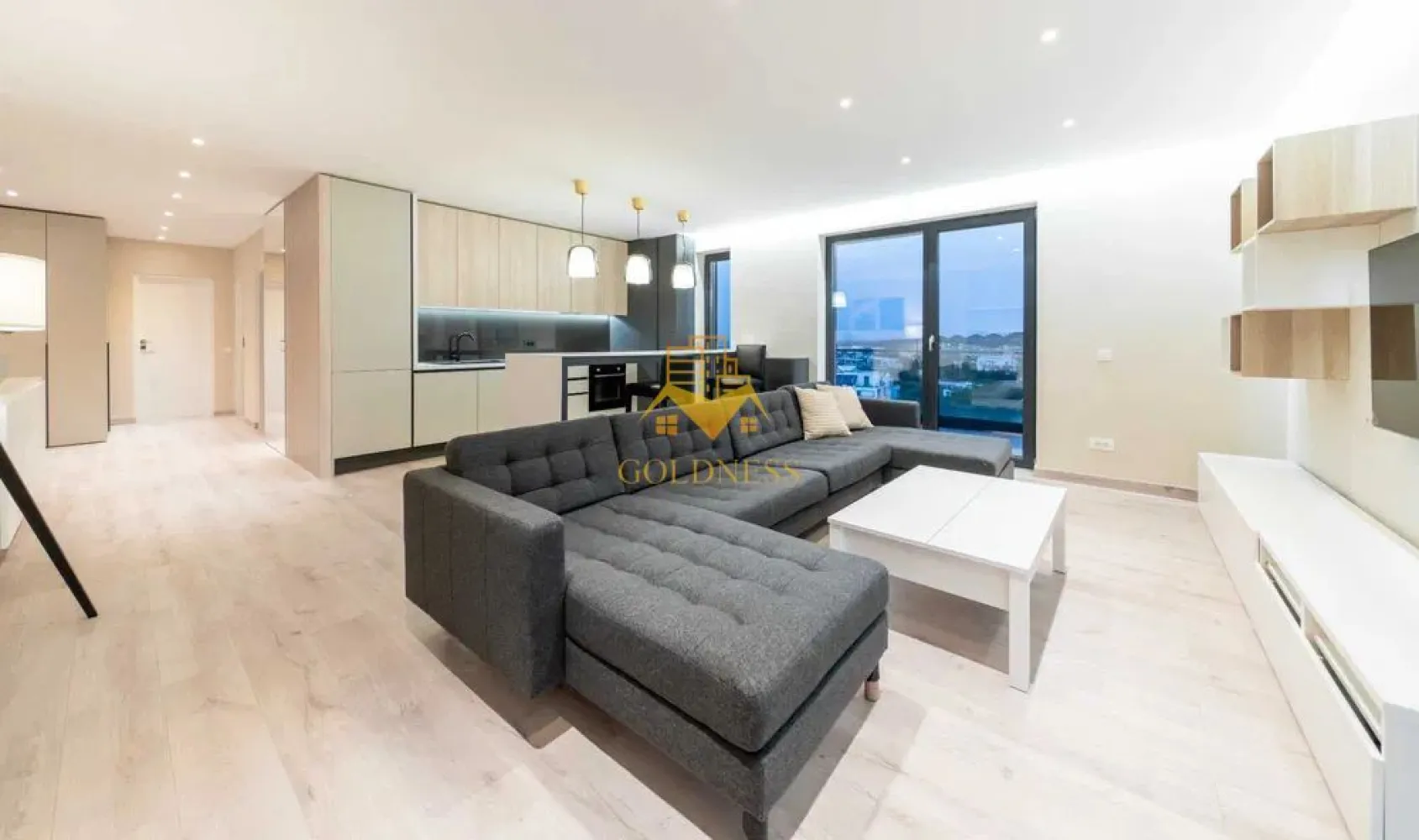 3 camere open space, Lux, Parcare Subterana,UTCN, Revo,Andrei Muresanu - GOLDNESS Imobiliare vă propune spre închiriere un apartament cu 3 camere complet mobilat și utilat, la etajul 3 într-un imobil de 4 etaje, în Cartierul Andrei Muresanu.
Dispune de loc de parcare subteran!
Se află în apropierea stațiilor de transport în comun, magazine, restaurante, spații verzi, farmacii, etc. 

Apartamentul este compartimentat astfel:
 - dormitor cu pat matrimonial, dressing, noptiere
 - dormitor, se poate mobila la cerere
 - living cu bucatarie open space complet utilată și mobilată, canapea extensibilă, loc de servit masa 
 - baie cu cabina de dus, calorifer port prosop și dulap pentru depozitare.
 - balcon de 8 mp.

Imobilul este dotat cu toate cele necesare- centrală proprie, frigider, plita, hotă, mașină de spălat haine, etc. 

Dacă sunteți interesați de acest apartament și doriți să îl vizionați, dar și pentru alte oferte nu ezitați să ne contactați telefonic sau prin e-mail. Vă stăm la dispoziție!
Pentru intermediere se percepe un comision de 50% din prețul chiriei!