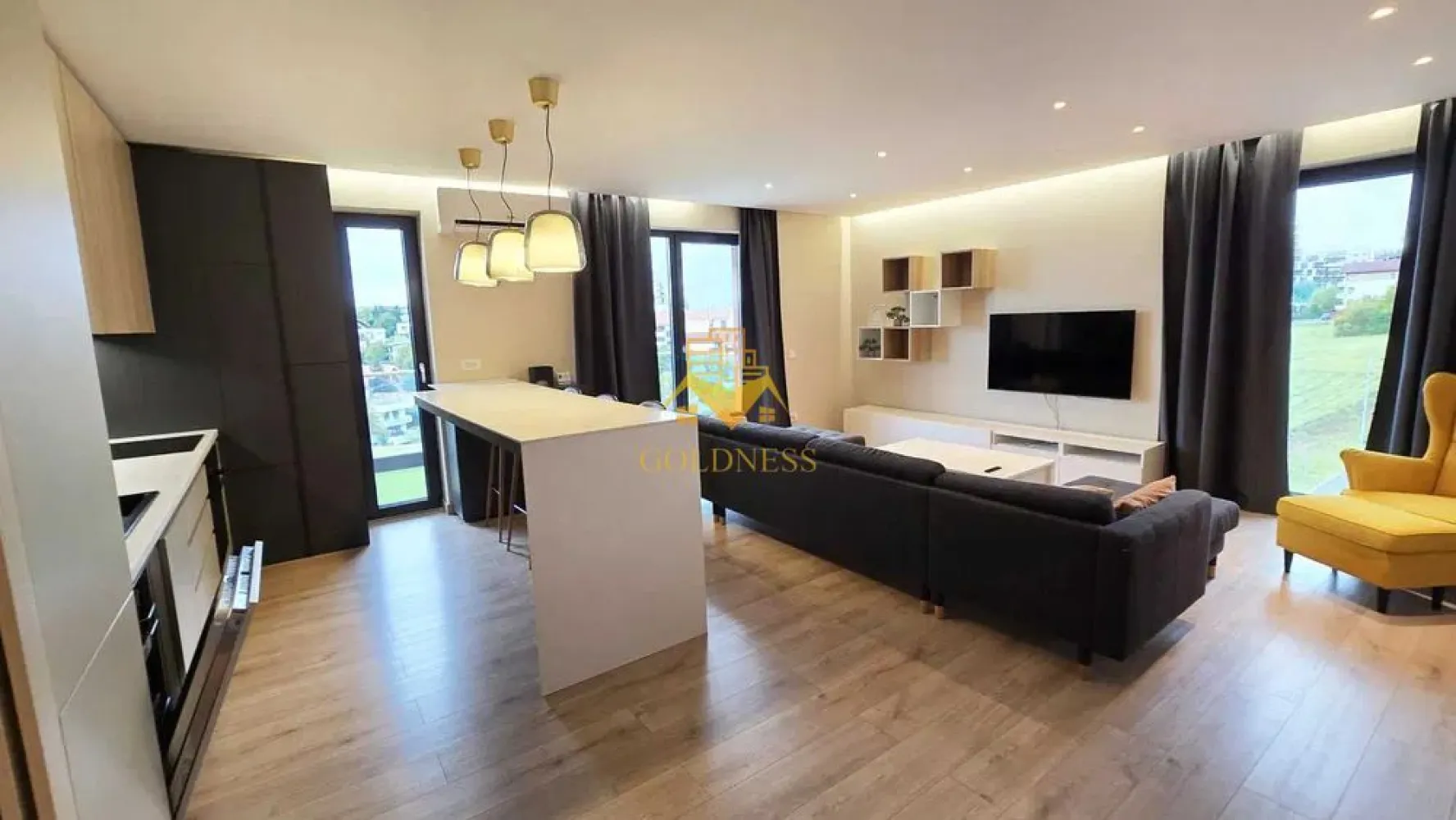 3 camere open space, Lux, Parcare Subterana,UTCN, Revo,Andrei Muresanu - GOLDNESS Imobiliare vă propune spre închiriere un apartament cu 3 camere complet mobilat și utilat, la etajul 3 într-un imobil de 4 etaje, în Cartierul Andrei Muresanu.
Dispune de loc de parcare subteran!
Se află în apropierea stațiilor de transport în comun, magazine, restaurante, spații verzi, farmacii, etc. 

Apartamentul este compartimentat astfel:
 - dormitor cu pat matrimonial, dressing, noptiere
 - dormitor, se poate mobila la cerere
 - living cu bucatarie open space complet utilată și mobilată, canapea extensibilă, loc de servit masa 
 - baie cu cabina de dus, calorifer port prosop și dulap pentru depozitare.
 - balcon de 8 mp.

Imobilul este dotat cu toate cele necesare- centrală proprie, frigider, plita, hotă, mașină de spălat haine, etc. 

Dacă sunteți interesați de acest apartament și doriți să îl vizionați, dar și pentru alte oferte nu ezitați să ne contactați telefonic sau prin e-mail. Vă stăm la dispoziție!
Pentru intermediere se percepe un comision de 50% din prețul chiriei!