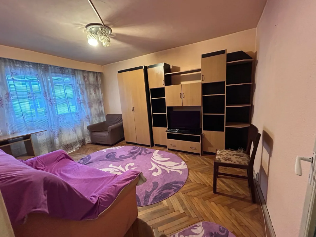 Garsonieră confort 1 de vânzare – zona Vasile Milea, Sibiu - Vă propunem spre vânzare o garsonieră practică și bine compartimentată, situată într-o zonă foarte căutată a orașului, pe strada Șoimului, în spatele benzinăriei OMV (str. Vasile Milea).Imobilul este amplasat la etajul 1 al unui bloc bine întreținut și are o suprafață utilă de 28 mp, la care se adaugă un balcon generos de 4 mp.Compartimentare:Hol de accesCameră luminoasăBucătărie separatăBaie cu ventilație naturalăBalcon de 4 mp, ideal pentru relaxare sau depozitareDotări și avantaje:Centrală termică proprie – nouăParchet din lemn masivSe vinde mobilată – gata de mutat sau pentru investițiePoziționare excelentă – acces facil către magazine, mijloace de transport și zone de interesEtaj intermediar – confort termic sporit și costuri reduseProprietatea este ideală pentru locuit sau ca investiție în vederea închirierii, datorită cererii ridicate din zonă.Pentru mai multe informații sau pentru a programa o vizionare, vă stăm la dispoziție! }}