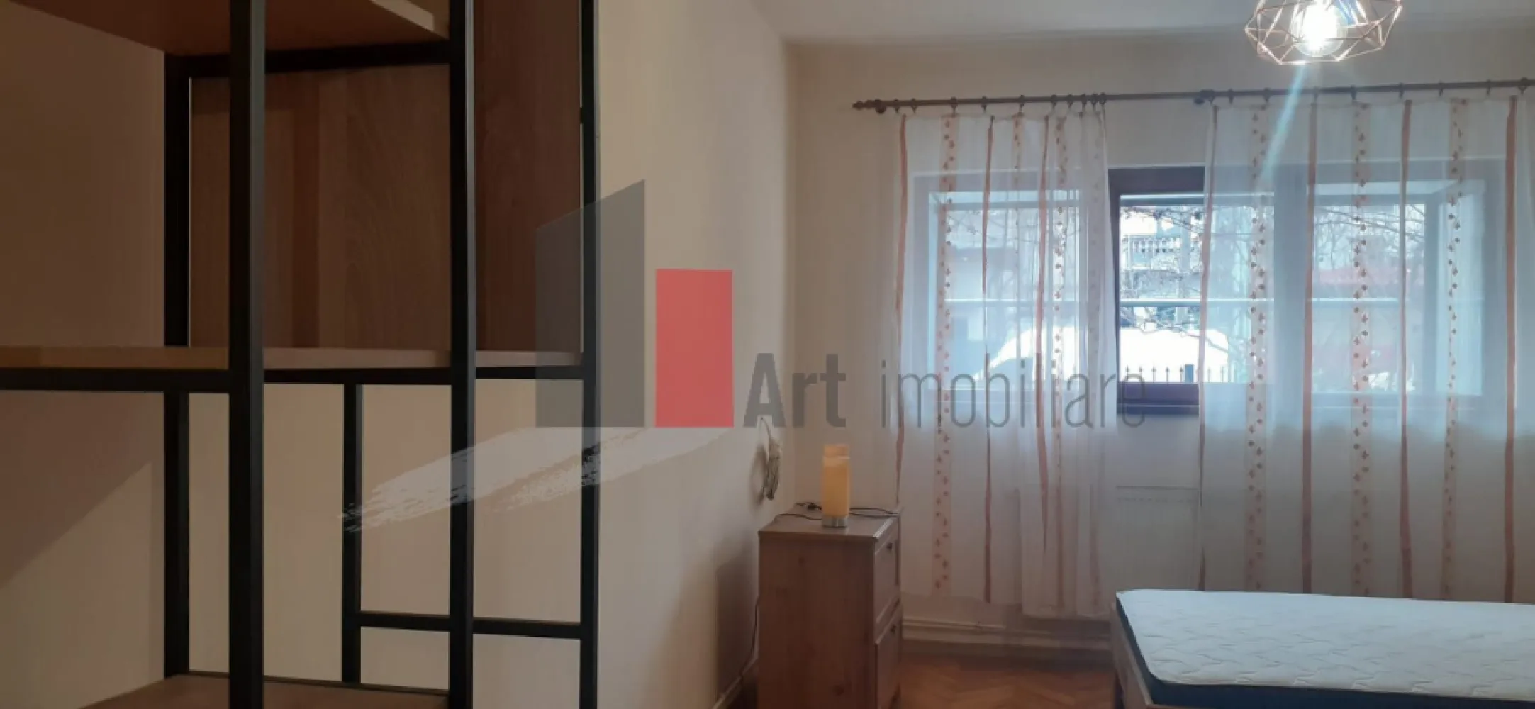 Casa individuala 1 mai - Va propunem spre inchiriere o casa cu 3 camere, 2 grupuri sanitare, mobilata si utilata aflata in zona 1 Mai la 5 minute de metrou, 

Casa are o curte proprie de 100mp, 2 locuri de parcare, unul in curte si unul in fata portii.

Se accepta de companie (pisicute), 

Pentru detalii sau vizionare va stam la dispozitie