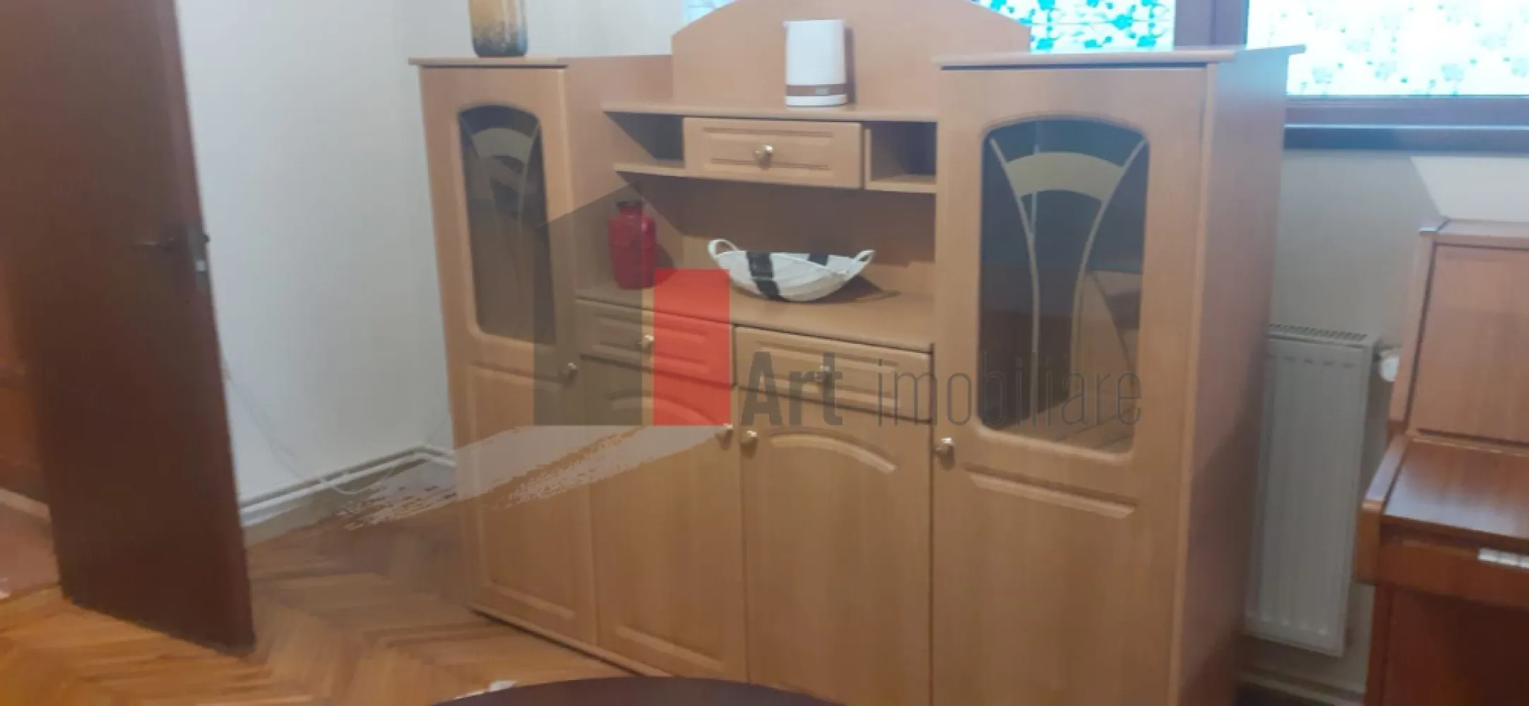 Casa individuala 1 mai - Va propunem spre inchiriere o casa cu 3 camere, 2 grupuri sanitare, mobilata si utilata aflata in zona 1 Mai la 5 minute de metrou, 

Casa are o curte proprie de 100mp, 2 locuri de parcare, unul in curte si unul in fata portii.

Se accepta de companie (pisicute), 

Pentru detalii sau vizionare va stam la dispozitie