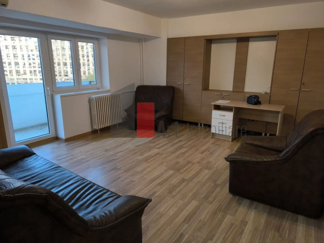 Inchiriere 2 Camere Unirii - Alba Iulia - Va propunem spre inchiriere un apartament cu 2 camere in zona Unirii - Alba Iulia, Etaj 5/10, decomandat, ideal birou/firma, se accepta sediu social, liber, proaspat zugravit, gresie, faianta, parchet, termopan, vedere stradala, apropiere Decebal, Muncii, Vitan