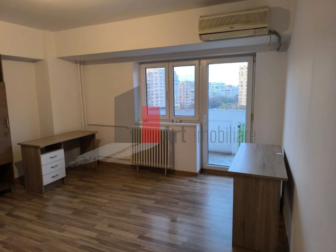 Inchiriere 2 Camere Unirii - Alba Iulia - Va propunem spre inchiriere un apartament cu 2 camere in zona Unirii - Alba Iulia, Etaj 5/10, decomandat, ideal birou/firma, se accepta sediu social, liber, proaspat zugravit, gresie, faianta, parchet, termopan, vedere stradala, apropiere Decebal, Muncii, Vitan