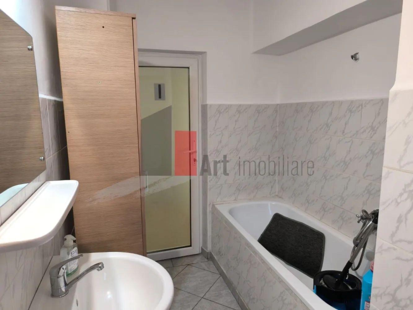 Inchiriere 2 Camere Unirii - Alba Iulia - Va propunem spre inchiriere un apartament cu 2 camere in zona Unirii - Alba Iulia, Etaj 5/10, decomandat, ideal birou/firma, se accepta sediu social, liber, proaspat zugravit, gresie, faianta, parchet, termopan, vedere stradala, apropiere Decebal, Muncii, Vitan