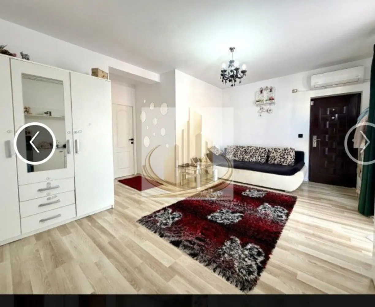 Ap 2 cam, mobilat și utilat complet, et 1 – Dumbravita - Investitie - Grand Mobilis Imobiliare vă propune spre vânzare un apartament modern și eficient compartimentat, situat în Dumbrăvița, într-o zonă liniștită și apreciată, cu acces rapid către principalele puncte de interes ale orașului.

Apartamentul este semidecomandat, dispune de 2 camere și are o suprafață utilă de 40 mp, la care se adaugă o lojă închisă de aproximativ 5 mp, amenajată inteligent ca și cameră pentru copii sau spațiu multifuncțional. Proprietatea este amplasată la etajul 1 al unui imobil cu regim redus de înălțime (P+2), construit în anul 2010.

Locuința se vinde complet mobilată și utilată, fiind ideală pentru mutare imediată, fără investiții suplimentare.

Dotări și beneficii:

centrală proprie pe gaz cu încălzire prin calorifere;
aer condiționat;
sistem de supraveghere video;
sistem de alarmă;
tâmplărie termopan;
compartimentare practică și eficientă;
costuri reduse de întreținere.

Poziționarea reprezintă unul dintre marile avantaje ale proprietății, apartamentul fiind situat la doar aproximativ 5 minute de Kaufland Dumbrăvița și beneficiind de acces facil către zonele Lipovei, Aradului, Iulius Town și principalele artere ale orașului. Totodată, centura ocolitoare a Timișoarei se află la aproximativ 10 minute distanță cu mașina.

În imediata apropiere regăsim:

mijloace de transport în comun;
școli și grădinițe;
afterschool;
supermarketuri și magazine;
restaurante și cafenele;
farmacii și alte puncte de interes.

Datorită poziției excelente, compartimentării eficiente și cererii ridicate din zonă, proprietatea reprezintă o alegere foarte bună atât pentru locuit, fiind ideală pentru un cuplu sau o familie tânără, cât și pentru investiție, oferind un randament foarte bun la închiriere.
Pentru mai multe detalii sau programarea unei vizionari echipa Grand Mobilis Imobiliare va sta la dispozitie!