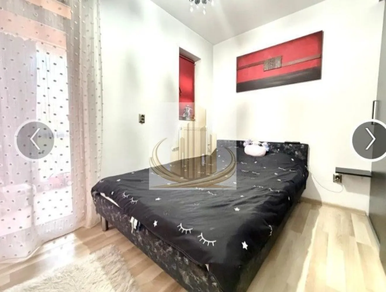 Ap 2 cam, mobilat și utilat complet, et 1 – Dumbravita - Investitie - Grand Mobilis Imobiliare vă propune spre vânzare un apartament modern și eficient compartimentat, situat în Dumbrăvița, într-o zonă liniștită și apreciată, cu acces rapid către principalele puncte de interes ale orașului.

Apartamentul este semidecomandat, dispune de 2 camere și are o suprafață utilă de 40 mp, la care se adaugă o lojă închisă de aproximativ 5 mp, amenajată inteligent ca și cameră pentru copii sau spațiu multifuncțional. Proprietatea este amplasată la etajul 1 al unui imobil cu regim redus de înălțime (P+2), construit în anul 2010.

Locuința se vinde complet mobilată și utilată, fiind ideală pentru mutare imediată, fără investiții suplimentare.

Dotări și beneficii:

centrală proprie pe gaz cu încălzire prin calorifere;
aer condiționat;
sistem de supraveghere video;
sistem de alarmă;
tâmplărie termopan;
compartimentare practică și eficientă;
costuri reduse de întreținere.

Poziționarea reprezintă unul dintre marile avantaje ale proprietății, apartamentul fiind situat la doar aproximativ 5 minute de Kaufland Dumbrăvița și beneficiind de acces facil către zonele Lipovei, Aradului, Iulius Town și principalele artere ale orașului. Totodată, centura ocolitoare a Timișoarei se află la aproximativ 10 minute distanță cu mașina.

În imediata apropiere regăsim:

mijloace de transport în comun;
școli și grădinițe;
afterschool;
supermarketuri și magazine;
restaurante și cafenele;
farmacii și alte puncte de interes.

Datorită poziției excelente, compartimentării eficiente și cererii ridicate din zonă, proprietatea reprezintă o alegere foarte bună atât pentru locuit, fiind ideală pentru un cuplu sau o familie tânără, cât și pentru investiție, oferind un randament foarte bun la închiriere.
Pentru mai multe detalii sau programarea unei vizionari echipa Grand Mobilis Imobiliare va sta la dispozitie!