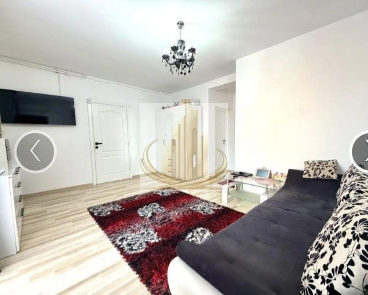 Ap 2 cam, mobilat și utilat complet, et 1 – Dumbravita - Investitie - Grand Mobilis Imobiliare vă propune spre vânzare un apartament modern și eficient compartimentat, situat în Dumbrăvița, într-o zonă liniștită și apreciată, cu acces rapid către principalele puncte de interes ale orașului.

Apartamentul este semidecomandat, dispune de 2 camere și are o suprafață utilă de 40 mp, la care se adaugă o lojă închisă de aproximativ 5 mp, amenajată inteligent ca și cameră pentru copii sau spațiu multifuncțional. Proprietatea este amplasată la etajul 1 al unui imobil cu regim redus de înălțime (P+2), construit în anul 2010.

Locuința se vinde complet mobilată și utilată, fiind ideală pentru mutare imediată, fără investiții suplimentare.

Dotări și beneficii:

centrală proprie pe gaz cu încălzire prin calorifere;
aer condiționat;
sistem de supraveghere video;
sistem de alarmă;
tâmplărie termopan;
compartimentare practică și eficientă;
costuri reduse de întreținere.

Poziționarea reprezintă unul dintre marile avantaje ale proprietății, apartamentul fiind situat la doar aproximativ 5 minute de Kaufland Dumbrăvița și beneficiind de acces facil către zonele Lipovei, Aradului, Iulius Town și principalele artere ale orașului. Totodată, centura ocolitoare a Timișoarei se află la aproximativ 10 minute distanță cu mașina.

În imediata apropiere regăsim:

mijloace de transport în comun;
școli și grădinițe;
afterschool;
supermarketuri și magazine;
restaurante și cafenele;
farmacii și alte puncte de interes.

Datorită poziției excelente, compartimentării eficiente și cererii ridicate din zonă, proprietatea reprezintă o alegere foarte bună atât pentru locuit, fiind ideală pentru un cuplu sau o familie tânără, cât și pentru investiție, oferind un randament foarte bun la închiriere.
Pentru mai multe detalii sau programarea unei vizionari echipa Grand Mobilis Imobiliare va sta la dispozitie!