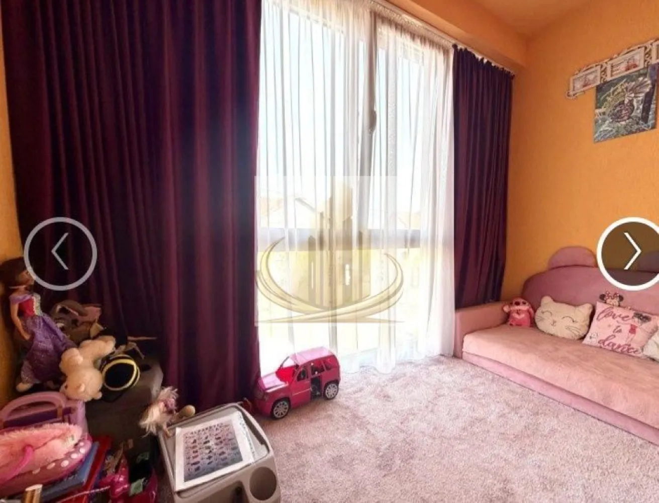 Ap 2 cam, mobilat și utilat complet, et 1 – Dumbravita - Investitie - Grand Mobilis Imobiliare vă propune spre vânzare un apartament modern și eficient compartimentat, situat în Dumbrăvița, într-o zonă liniștită și apreciată, cu acces rapid către principalele puncte de interes ale orașului.

Apartamentul este semidecomandat, dispune de 2 camere și are o suprafață utilă de 40 mp, la care se adaugă o lojă închisă de aproximativ 5 mp, amenajată inteligent ca și cameră pentru copii sau spațiu multifuncțional. Proprietatea este amplasată la etajul 1 al unui imobil cu regim redus de înălțime (P+2), construit în anul 2010.

Locuința se vinde complet mobilată și utilată, fiind ideală pentru mutare imediată, fără investiții suplimentare.

Dotări și beneficii:

centrală proprie pe gaz cu încălzire prin calorifere;
aer condiționat;
sistem de supraveghere video;
sistem de alarmă;
tâmplărie termopan;
compartimentare practică și eficientă;
costuri reduse de întreținere.

Poziționarea reprezintă unul dintre marile avantaje ale proprietății, apartamentul fiind situat la doar aproximativ 5 minute de Kaufland Dumbrăvița și beneficiind de acces facil către zonele Lipovei, Aradului, Iulius Town și principalele artere ale orașului. Totodată, centura ocolitoare a Timișoarei se află la aproximativ 10 minute distanță cu mașina.

În imediata apropiere regăsim:

mijloace de transport în comun;
școli și grădinițe;
afterschool;
supermarketuri și magazine;
restaurante și cafenele;
farmacii și alte puncte de interes.

Datorită poziției excelente, compartimentării eficiente și cererii ridicate din zonă, proprietatea reprezintă o alegere foarte bună atât pentru locuit, fiind ideală pentru un cuplu sau o familie tânără, cât și pentru investiție, oferind un randament foarte bun la închiriere.
Pentru mai multe detalii sau programarea unei vizionari echipa Grand Mobilis Imobiliare va sta la dispozitie!