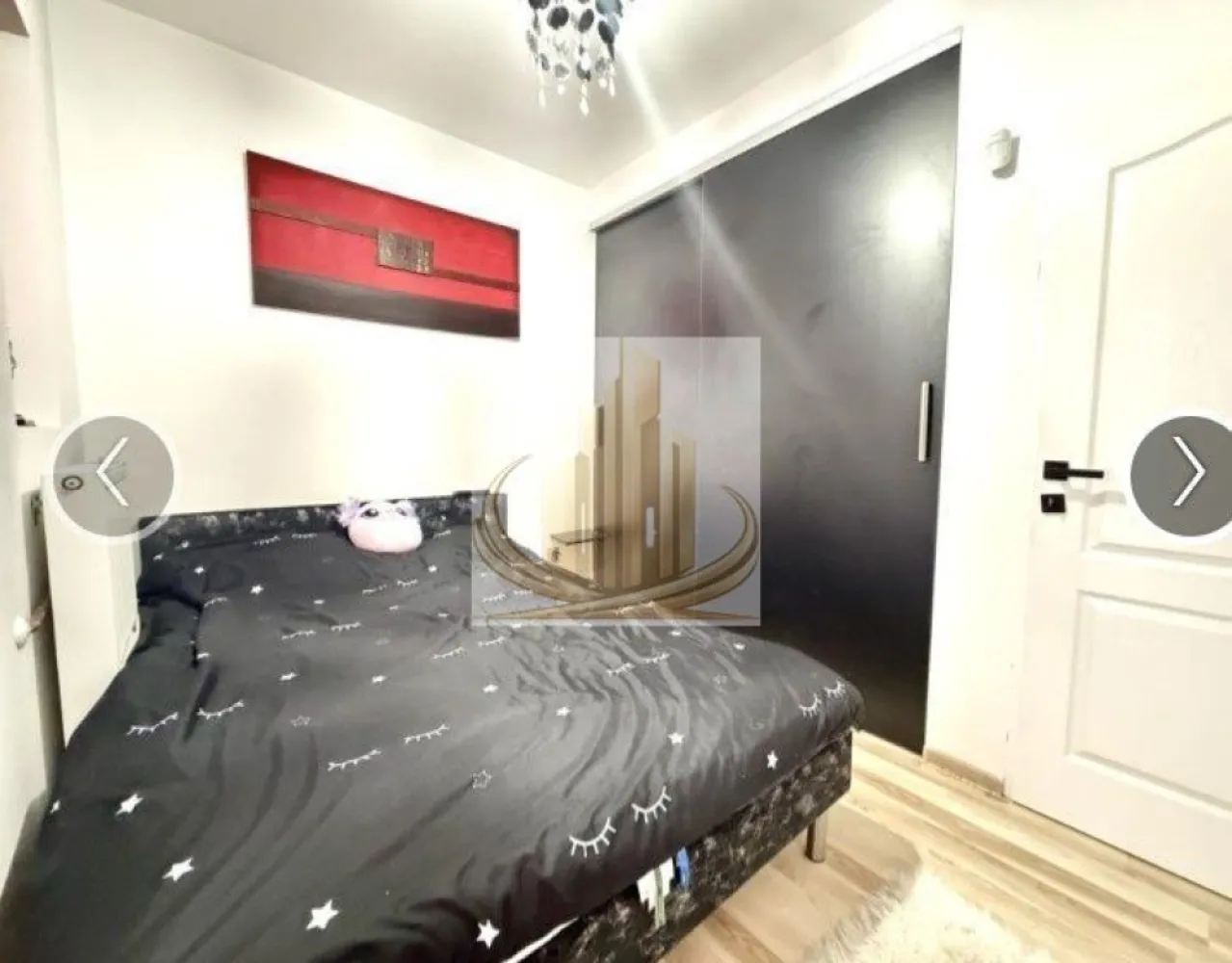 Ap 2 cam, mobilat și utilat complet, et 1 – Dumbravita - Investitie - Grand Mobilis Imobiliare vă propune spre vânzare un apartament modern și eficient compartimentat, situat în Dumbrăvița, într-o zonă liniștită și apreciată, cu acces rapid către principalele puncte de interes ale orașului.

Apartamentul este semidecomandat, dispune de 2 camere și are o suprafață utilă de 40 mp, la care se adaugă o lojă închisă de aproximativ 5 mp, amenajată inteligent ca și cameră pentru copii sau spațiu multifuncțional. Proprietatea este amplasată la etajul 1 al unui imobil cu regim redus de înălțime (P+2), construit în anul 2010.

Locuința se vinde complet mobilată și utilată, fiind ideală pentru mutare imediată, fără investiții suplimentare.

Dotări și beneficii:

centrală proprie pe gaz cu încălzire prin calorifere;
aer condiționat;
sistem de supraveghere video;
sistem de alarmă;
tâmplărie termopan;
compartimentare practică și eficientă;
costuri reduse de întreținere.

Poziționarea reprezintă unul dintre marile avantaje ale proprietății, apartamentul fiind situat la doar aproximativ 5 minute de Kaufland Dumbrăvița și beneficiind de acces facil către zonele Lipovei, Aradului, Iulius Town și principalele artere ale orașului. Totodată, centura ocolitoare a Timișoarei se află la aproximativ 10 minute distanță cu mașina.

În imediata apropiere regăsim:

mijloace de transport în comun;
școli și grădinițe;
afterschool;
supermarketuri și magazine;
restaurante și cafenele;
farmacii și alte puncte de interes.

Datorită poziției excelente, compartimentării eficiente și cererii ridicate din zonă, proprietatea reprezintă o alegere foarte bună atât pentru locuit, fiind ideală pentru un cuplu sau o familie tânără, cât și pentru investiție, oferind un randament foarte bun la închiriere.
Pentru mai multe detalii sau programarea unei vizionari echipa Grand Mobilis Imobiliare va sta la dispozitie!