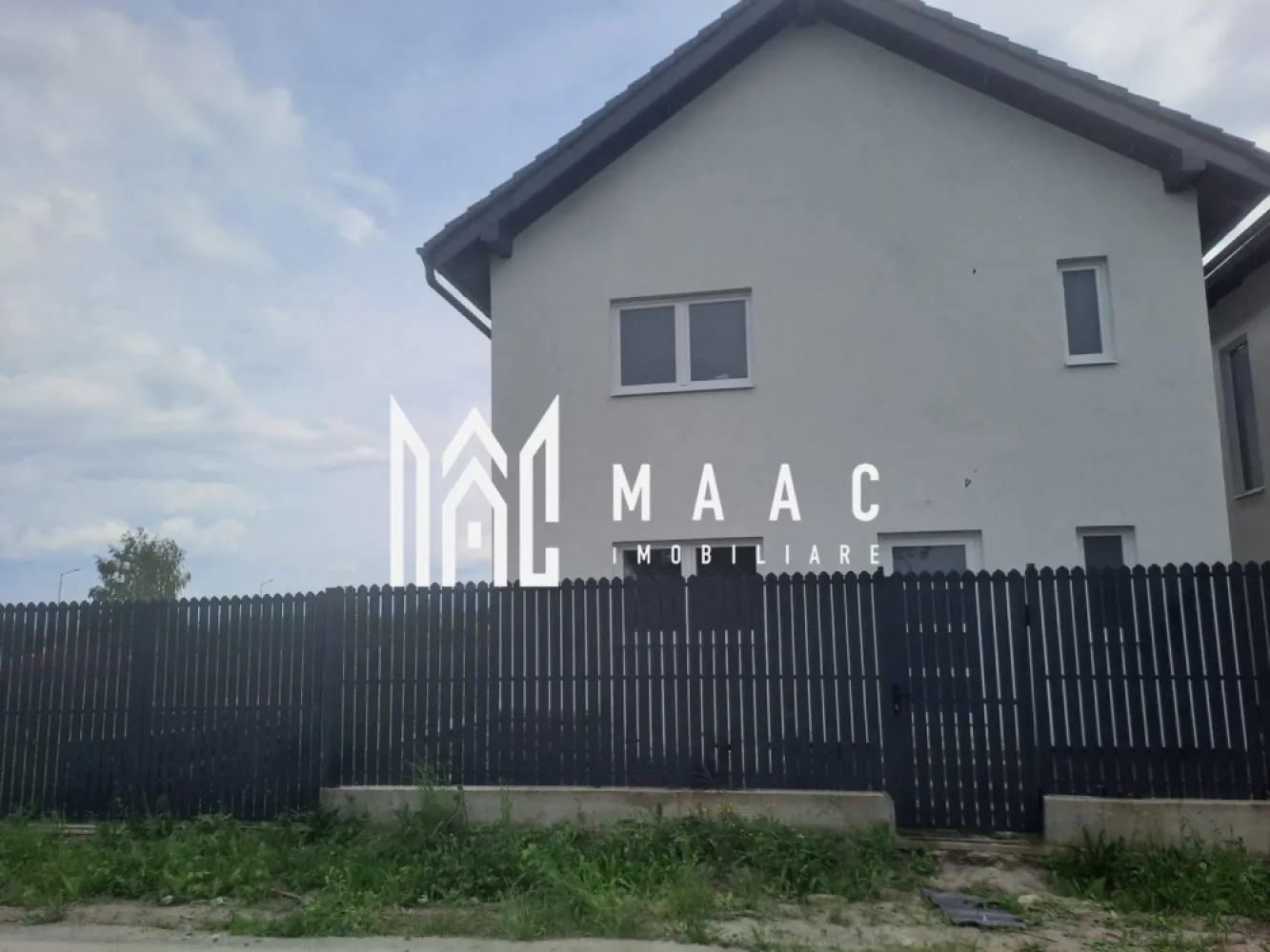 Casă Individuala | 4 camere | 123MPU | Șura Mică - MAAC Imobiliare vă propune spre vânzare o casă modernă, spațioasă și excelent compartimentată, situată într-o zonă rezidențială liniștită și cautată: cartierul Eden din Șura Mică.

Această proprietate reprezintă alegerea ideală pentru o familie care își dorește confortul unei locuințe individuale, beneficiind de o curte generoasă.

Casa este desfășurată pe două niveluri (Parter + Etaj) având o suprafață construită la sol de 77mp pe nivel (suprafața construită desfașurată totală de 154mp) și o suprafață utilă totală de 123 mp. 

Proprietatea dispune de un teren cu o curte liberă amenajabilă

Caracteristici principale:
4 camere luminoase si spațioase
Predare la alb
Bucatarie: Deschisa (open-space), integrată în zona de zi
Ferestre: Profil PVC cu geamuri termopan pentru o izolație termică și fonică optimă
Finisaje deosebite: Pereți cu inserții de piatra naturala, ce ofera un caracter elegant si modern locuinței

Compartimentarea se face astfel:
 Parter 
Living generos de 37.44 mp, ideal pentru petrecerea timpului cu familia, cu spațiu dedicat pentru dining
Birou , pretabil pentru spațiu de lucru de acasă, bibliotecă sau dormitor de oaspeți
Grup sanitar
Înalțimea încăperilor este de 2.80 m, oferind o senzație deosebită de spațiu
 Etaj (Suprafata Utila: 60.76 mp + Balcon)
Dormitor 1 suprafață de 18.90 mp, cu acces direct pe balcon
Dormitor 2 suprafață de 14.94 mp, cu acces direct pe balcon
Dormitor 3 suprafață de 12.00 mp, ideal pentru copii
Baie principală spațioasă de 8.45 mp, prevazută cu spațiu pentru cadă
Hol 
Balcon de 4.24 mp

Proprietatea se predă la alb, fiind o oportunitate excelentă într-un cartier rezidențial curat, aerisit și ferit de agitația orașului, dar cu acces rapid către Sibiu.

Pentru programarea unei vizionări sau pentru mai multe detalii suplimentare, contactați-ne și specificați codul de identificare al proprietății ID: CP3100534