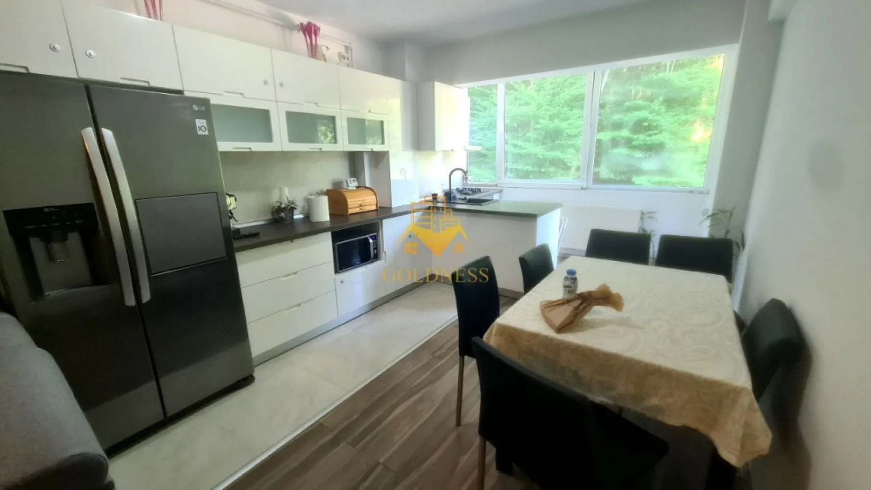 3 camere, modern, open space, parcare, Manastur, Mehedinti, - GOLDNESS Imobiliare vă propune spre închiriere un apartament cu 3 camere, complet mobilat și utilat, la etajul 3 într-un imobil de 9 etaje, în cartierul Manastur, zona Bazei Sportive La Terenuri, strada Edgar Quinet. Apartamentul este compartimentat astfel:
 - dormitor cu pat matrimonial, noptiere, comoda, Tv
 - dormitor cu pat single, spatiu de depozitare
 - living cu bucatarie open-space complet mobilată și utilata, canapea extensibla, loc de luat masa 
 - baie cu vană, calorifer port prosop inox și dulap pentru depozitare.
-terasa de 10 mp
 - Imobilul este dotat cu toate cele necesare- centrală proprie, mașină de spălat haine, masina de spalat vase, frigider, plită electrică,hotă, 2 smartTV, etc. 

Se află în apropierea stațiilor de transport în comun, magazine, restaurante, spații verzi, farmacii, etc. 
Dispune de 1 loc de parcare exterior.

Dacă sunteți interesați de acest apartament și doriți să îl vizionați, dar și pentru alte oferte sau detalii nu ezitați să ne contactați telefonic sau prin e-mail - goldnessimobiliare@gmail.com. Vă stăm la dispoziție!

P13609