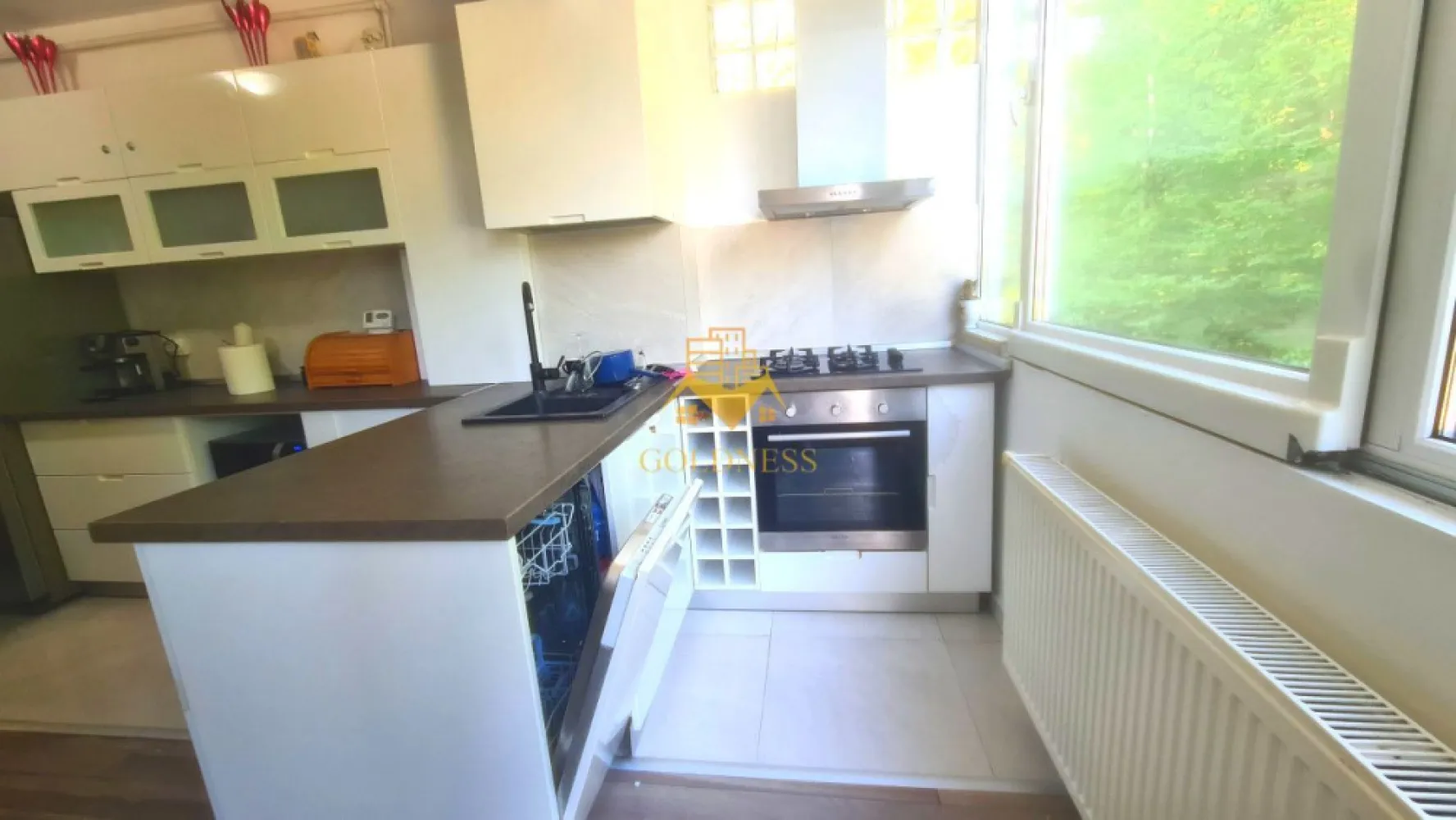 3 camere, modern, open space, parcare, Manastur, Mehedinti, - GOLDNESS Imobiliare vă propune spre închiriere un apartament cu 3 camere, complet mobilat și utilat, la etajul 3 într-un imobil de 9 etaje, în cartierul Manastur, zona Bazei Sportive La Terenuri, strada Edgar Quinet. Apartamentul este compartimentat astfel:
 - dormitor cu pat matrimonial, noptiere, comoda, Tv
 - dormitor cu pat single, spatiu de depozitare
 - living cu bucatarie open-space complet mobilată și utilata, canapea extensibla, loc de luat masa 
 - baie cu vană, calorifer port prosop inox și dulap pentru depozitare.
-terasa de 10 mp
 - Imobilul este dotat cu toate cele necesare- centrală proprie, mașină de spălat haine, masina de spalat vase, frigider, plită electrică,hotă, 2 smartTV, etc. 

Se află în apropierea stațiilor de transport în comun, magazine, restaurante, spații verzi, farmacii, etc. 
Dispune de 1 loc de parcare exterior.

Dacă sunteți interesați de acest apartament și doriți să îl vizionați, dar și pentru alte oferte sau detalii nu ezitați să ne contactați telefonic sau prin e-mail - goldnessimobiliare@gmail.com. Vă stăm la dispoziție!

P13609