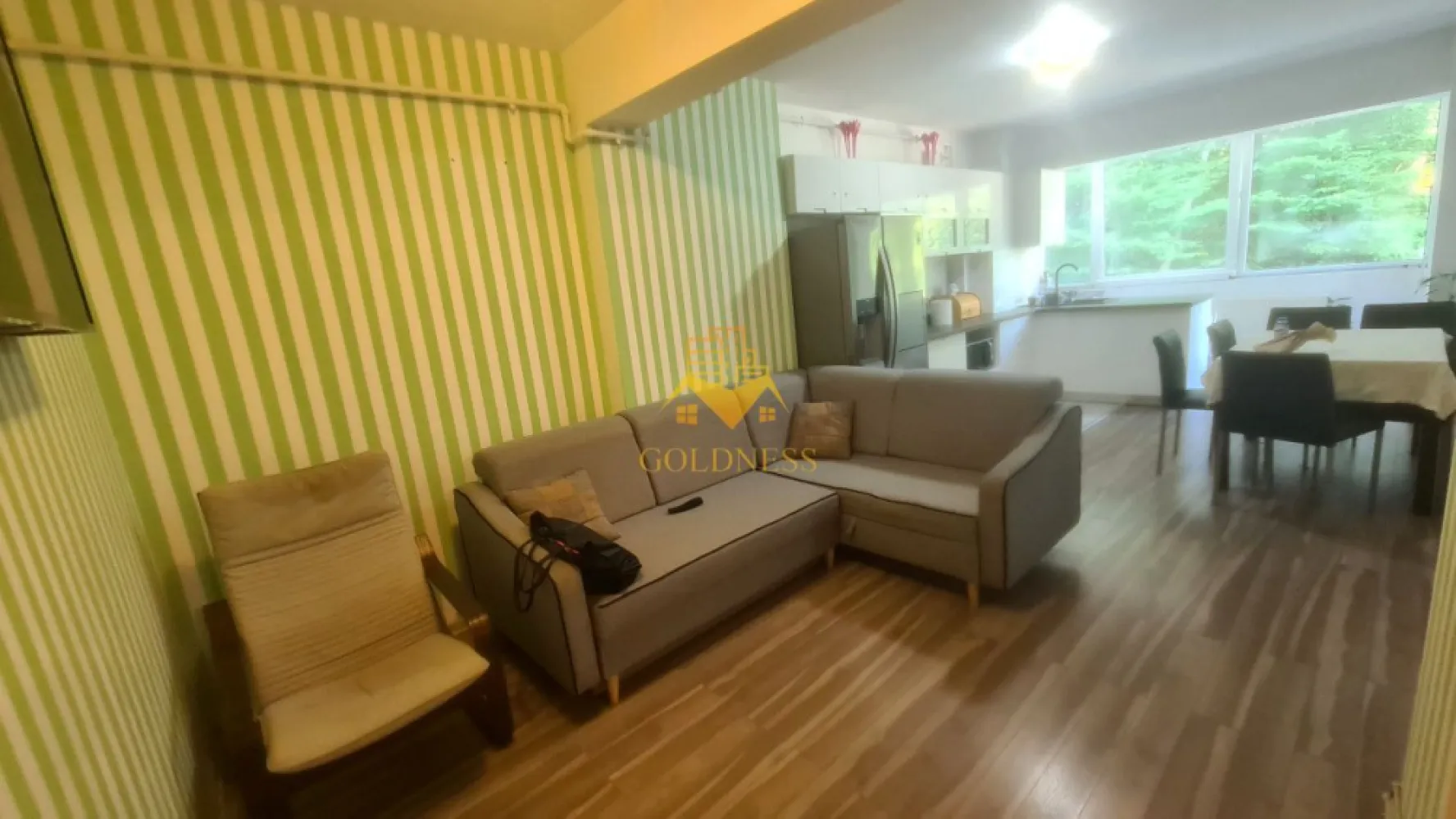 3 camere, modern, open space, parcare, Manastur, Mehedinti, - GOLDNESS Imobiliare vă propune spre închiriere un apartament cu 3 camere, complet mobilat și utilat, la etajul 3 într-un imobil de 9 etaje, în cartierul Manastur, zona Bazei Sportive La Terenuri, strada Edgar Quinet. Apartamentul este compartimentat astfel:
 - dormitor cu pat matrimonial, noptiere, comoda, Tv
 - dormitor cu pat single, spatiu de depozitare
 - living cu bucatarie open-space complet mobilată și utilata, canapea extensibla, loc de luat masa 
 - baie cu vană, calorifer port prosop inox și dulap pentru depozitare.
-terasa de 10 mp
 - Imobilul este dotat cu toate cele necesare- centrală proprie, mașină de spălat haine, masina de spalat vase, frigider, plită electrică,hotă, 2 smartTV, etc. 

Se află în apropierea stațiilor de transport în comun, magazine, restaurante, spații verzi, farmacii, etc. 
Dispune de 1 loc de parcare exterior.

Dacă sunteți interesați de acest apartament și doriți să îl vizionați, dar și pentru alte oferte sau detalii nu ezitați să ne contactați telefonic sau prin e-mail - goldnessimobiliare@gmail.com. Vă stăm la dispoziție!

P13609