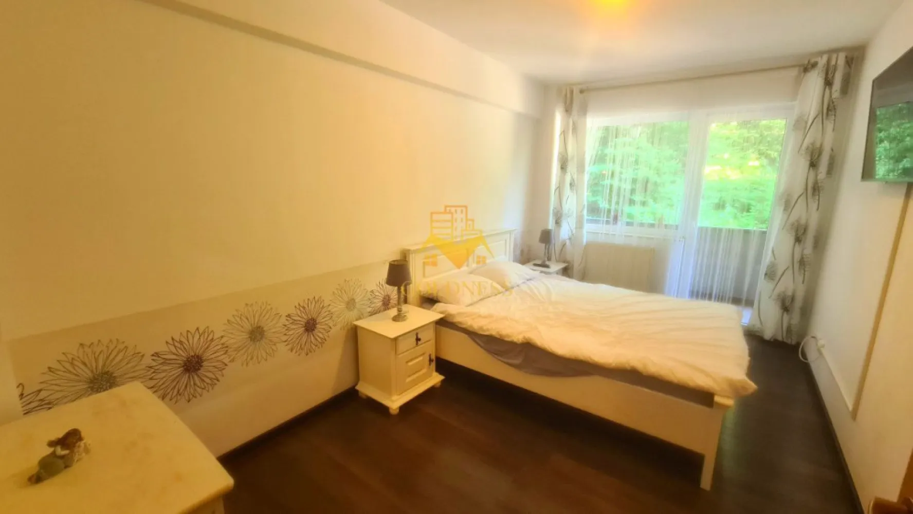 3 camere, modern, open space, parcare, Manastur, Mehedinti, - GOLDNESS Imobiliare vă propune spre închiriere un apartament cu 3 camere, complet mobilat și utilat, la etajul 3 într-un imobil de 9 etaje, în cartierul Manastur, zona Bazei Sportive La Terenuri, strada Edgar Quinet. Apartamentul este compartimentat astfel:
 - dormitor cu pat matrimonial, noptiere, comoda, Tv
 - dormitor cu pat single, spatiu de depozitare
 - living cu bucatarie open-space complet mobilată și utilata, canapea extensibla, loc de luat masa 
 - baie cu vană, calorifer port prosop inox și dulap pentru depozitare.
-terasa de 10 mp
 - Imobilul este dotat cu toate cele necesare- centrală proprie, mașină de spălat haine, masina de spalat vase, frigider, plită electrică,hotă, 2 smartTV, etc. 

Se află în apropierea stațiilor de transport în comun, magazine, restaurante, spații verzi, farmacii, etc. 
Dispune de 1 loc de parcare exterior.

Dacă sunteți interesați de acest apartament și doriți să îl vizionați, dar și pentru alte oferte sau detalii nu ezitați să ne contactați telefonic sau prin e-mail - goldnessimobiliare@gmail.com. Vă stăm la dispoziție!

P13609