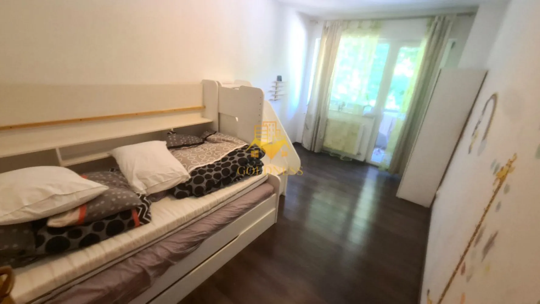 3 camere, modern, open space, parcare, Manastur, Mehedinti, - GOLDNESS Imobiliare vă propune spre închiriere un apartament cu 3 camere, complet mobilat și utilat, la etajul 3 într-un imobil de 9 etaje, în cartierul Manastur, zona Bazei Sportive La Terenuri, strada Edgar Quinet. Apartamentul este compartimentat astfel:
 - dormitor cu pat matrimonial, noptiere, comoda, Tv
 - dormitor cu pat single, spatiu de depozitare
 - living cu bucatarie open-space complet mobilată și utilata, canapea extensibla, loc de luat masa 
 - baie cu vană, calorifer port prosop inox și dulap pentru depozitare.
-terasa de 10 mp
 - Imobilul este dotat cu toate cele necesare- centrală proprie, mașină de spălat haine, masina de spalat vase, frigider, plită electrică,hotă, 2 smartTV, etc. 

Se află în apropierea stațiilor de transport în comun, magazine, restaurante, spații verzi, farmacii, etc. 
Dispune de 1 loc de parcare exterior.

Dacă sunteți interesați de acest apartament și doriți să îl vizionați, dar și pentru alte oferte sau detalii nu ezitați să ne contactați telefonic sau prin e-mail - goldnessimobiliare@gmail.com. Vă stăm la dispoziție!

P13609